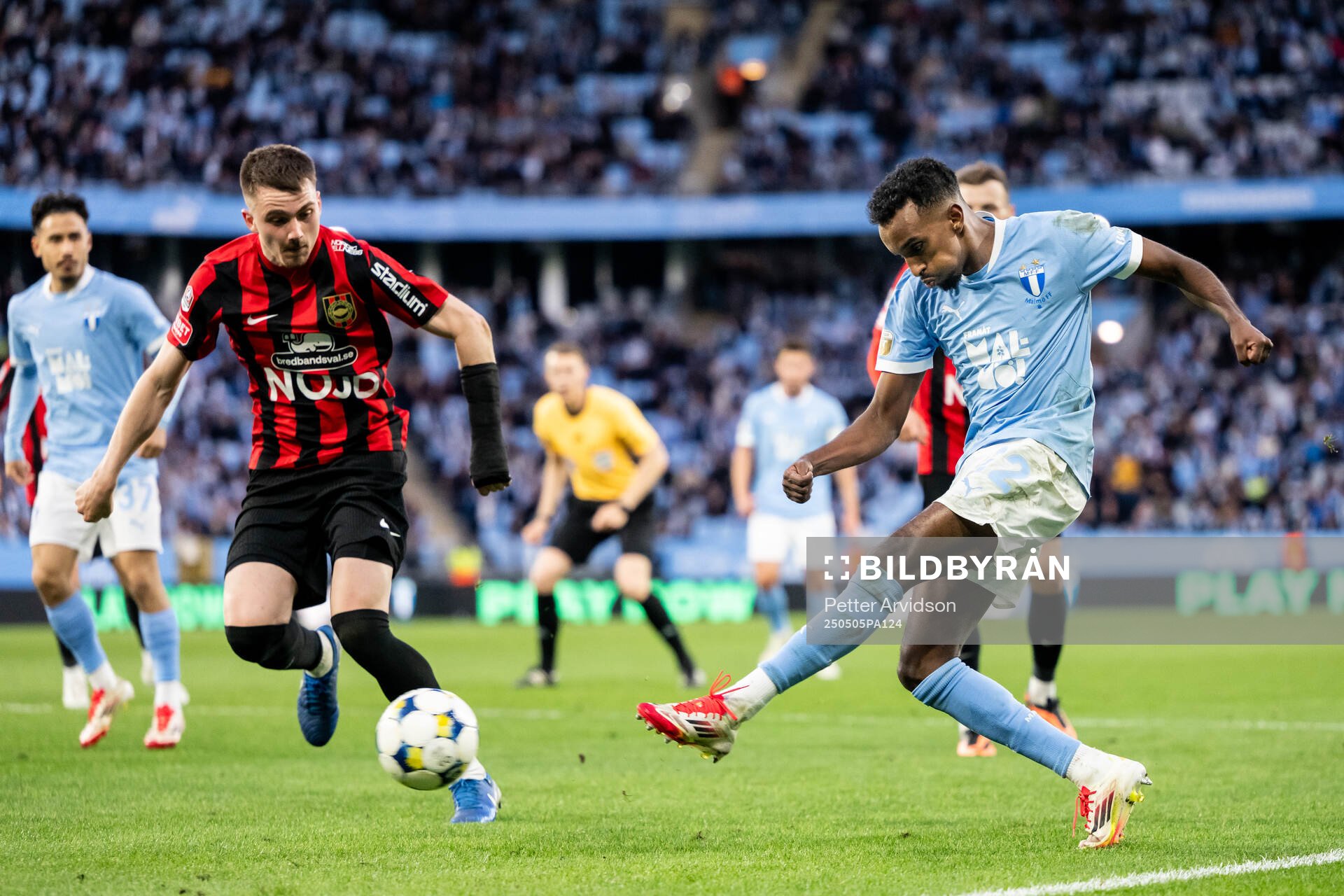 Brommapojkarnas Hlynur Freyr Karlsson och Malmö FFs Taha Ali under fotbollsmatchen i Allsvenskan mellan Malmö FF och Brommapojkarna den 5 maj 2025 i Malmö.