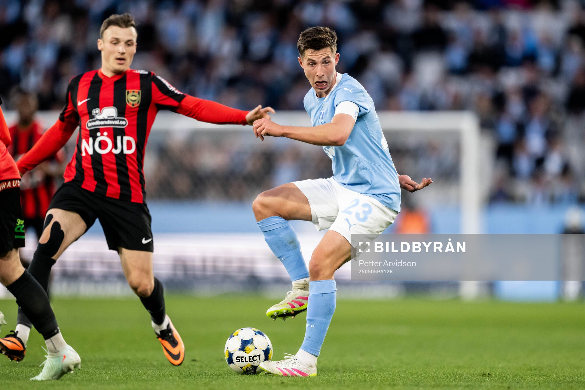 Malmö FFs Lasse Berg Johnsen under fotbollsmatchen i Allsvenskan mellan Malmö FF och Brommapojkarna den 5 maj 2025 i Malmö. 