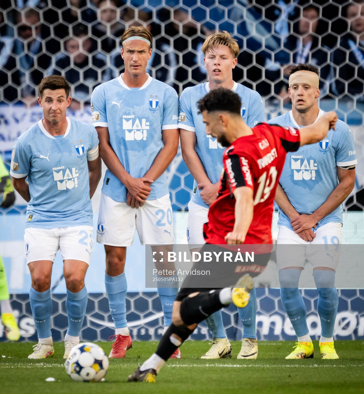 Brommapojkarnas Daleho Irandust slår en frispark mot Even Hovland och Malmö FFs Lasse Berg Johnsen, Erik Botheim, Nils Zätterström och Colin Rösler under fotbollsmatchen i Allsvenskan mellan Malmö FF och Brommapojkarna den 5 maj 2025 i Malmö.