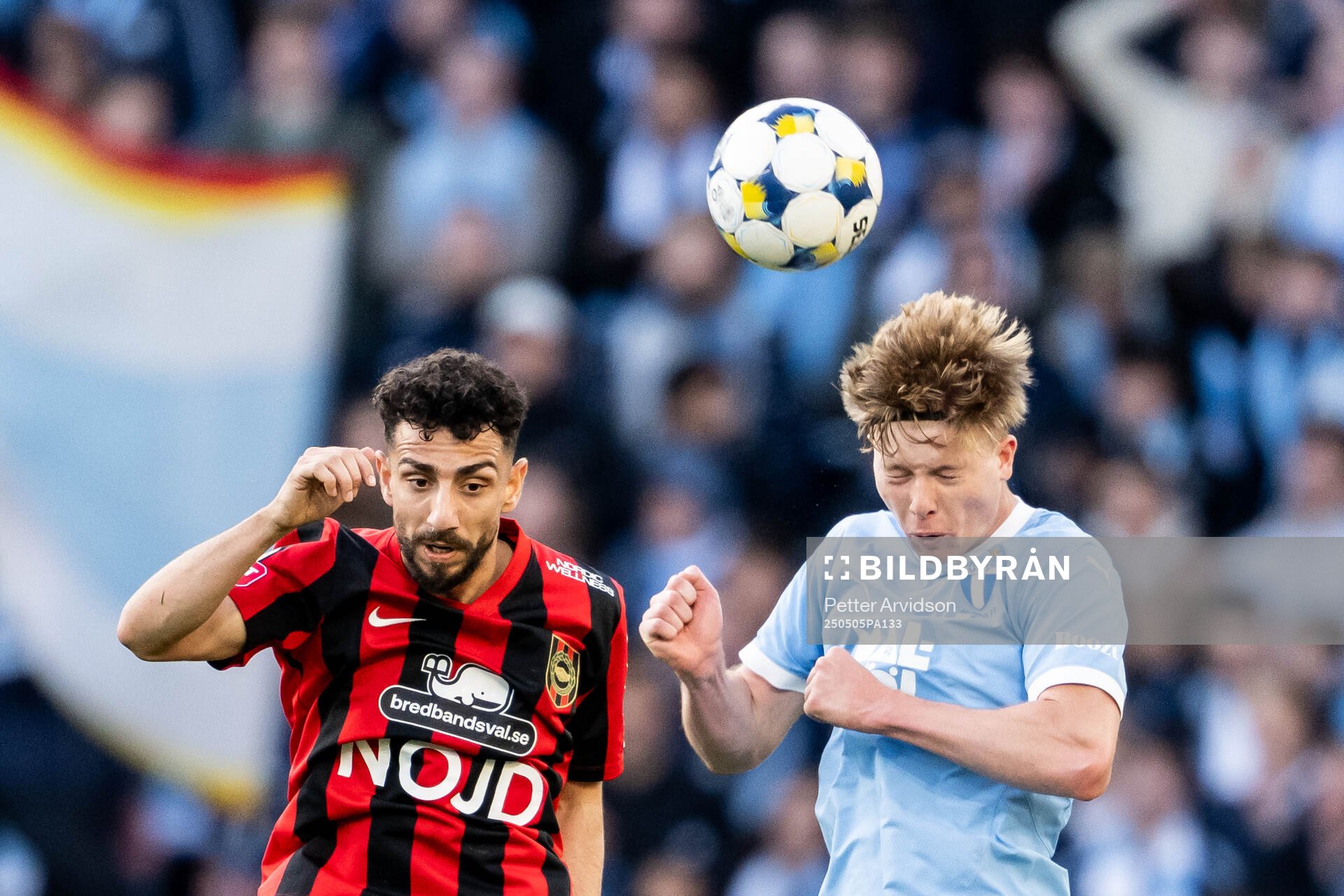 Brommapojkarnas Daleho Irandust och Malmö FFs Nils Zätterström under fotbollsmatchen i Allsvenskan mellan Malmö FF och Brommapojkarna den 5 maj 2025 i Malmö.