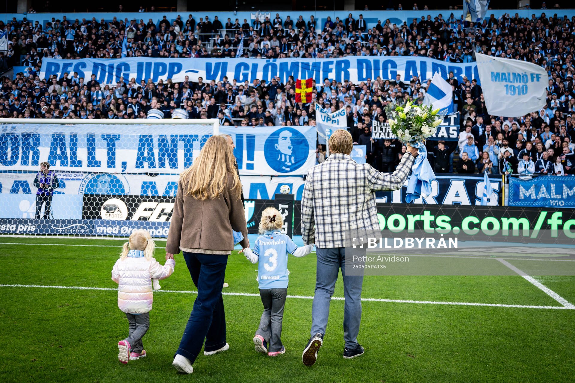 Malmö FFs Anton Tinnerholm tackas av under fotbollsmatchen i Allsvenskan mellan Malmö FF och Brommapojkarna den 5 maj 2025 i Malmö.
