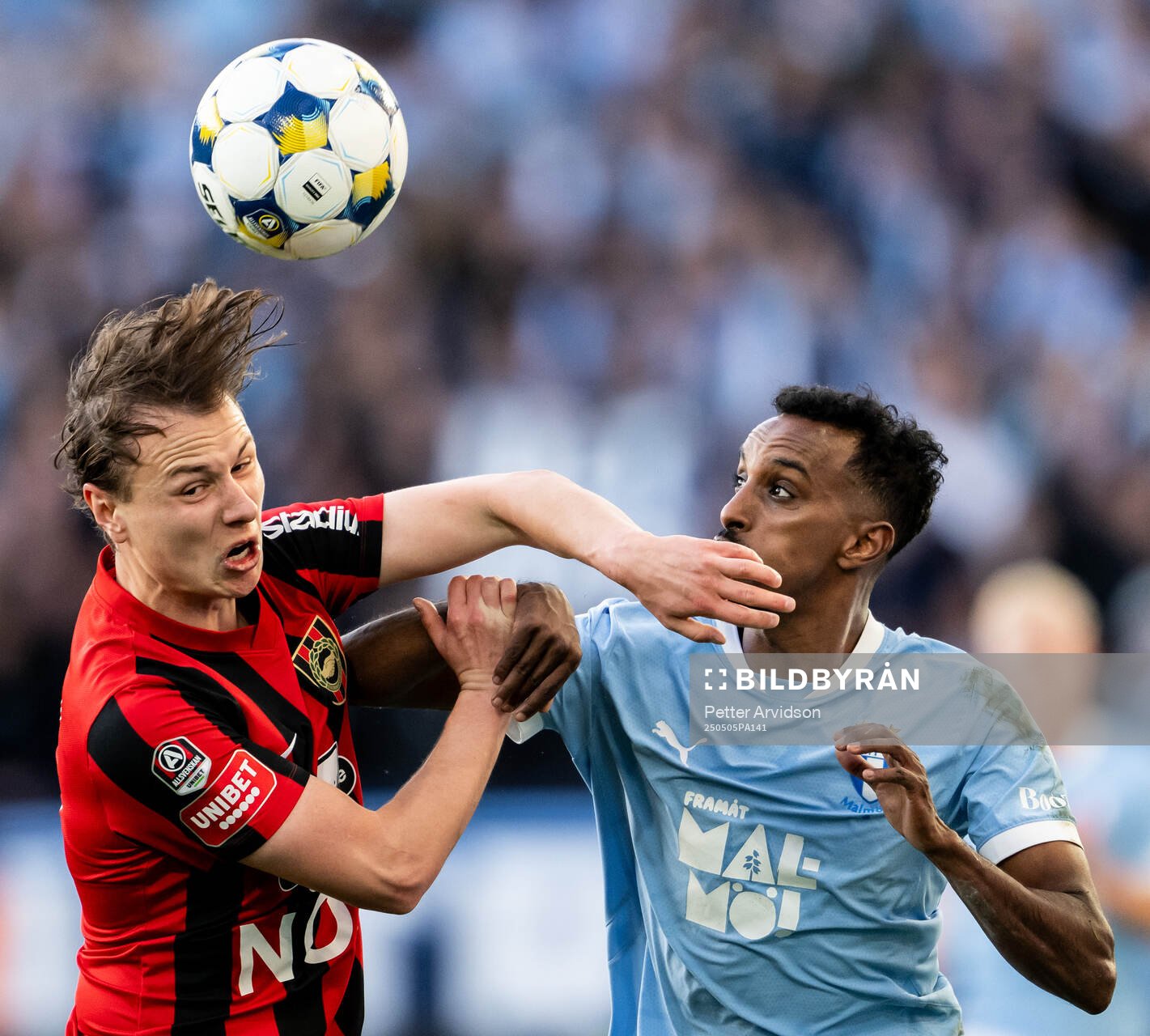 Brommapojkarnas Alex Timossi Andersson och Malmö FFs Taha Ali under fotbollsmatchen i Allsvenskan mellan Malmö FF och Brommapojkarna den 5 maj 2025 i Malmö.
