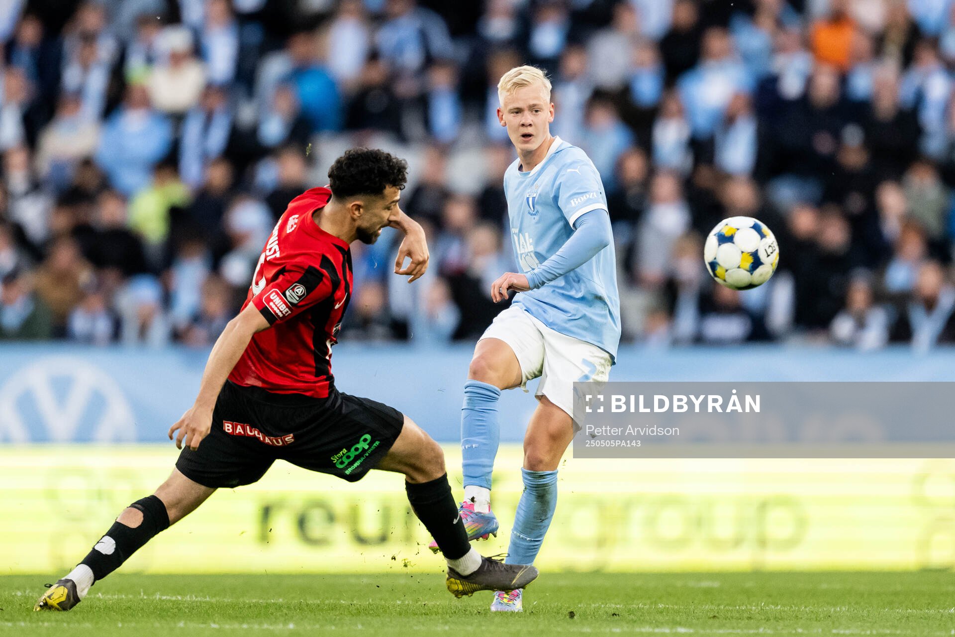 Brommapojkarnas Daleho Irandust och Malmö FFs Otto Rosengren under fotbollsmatchen i Allsvenskan mellan Malmö FF och Brommapojkarna den 5 maj 2025 i Malmö.