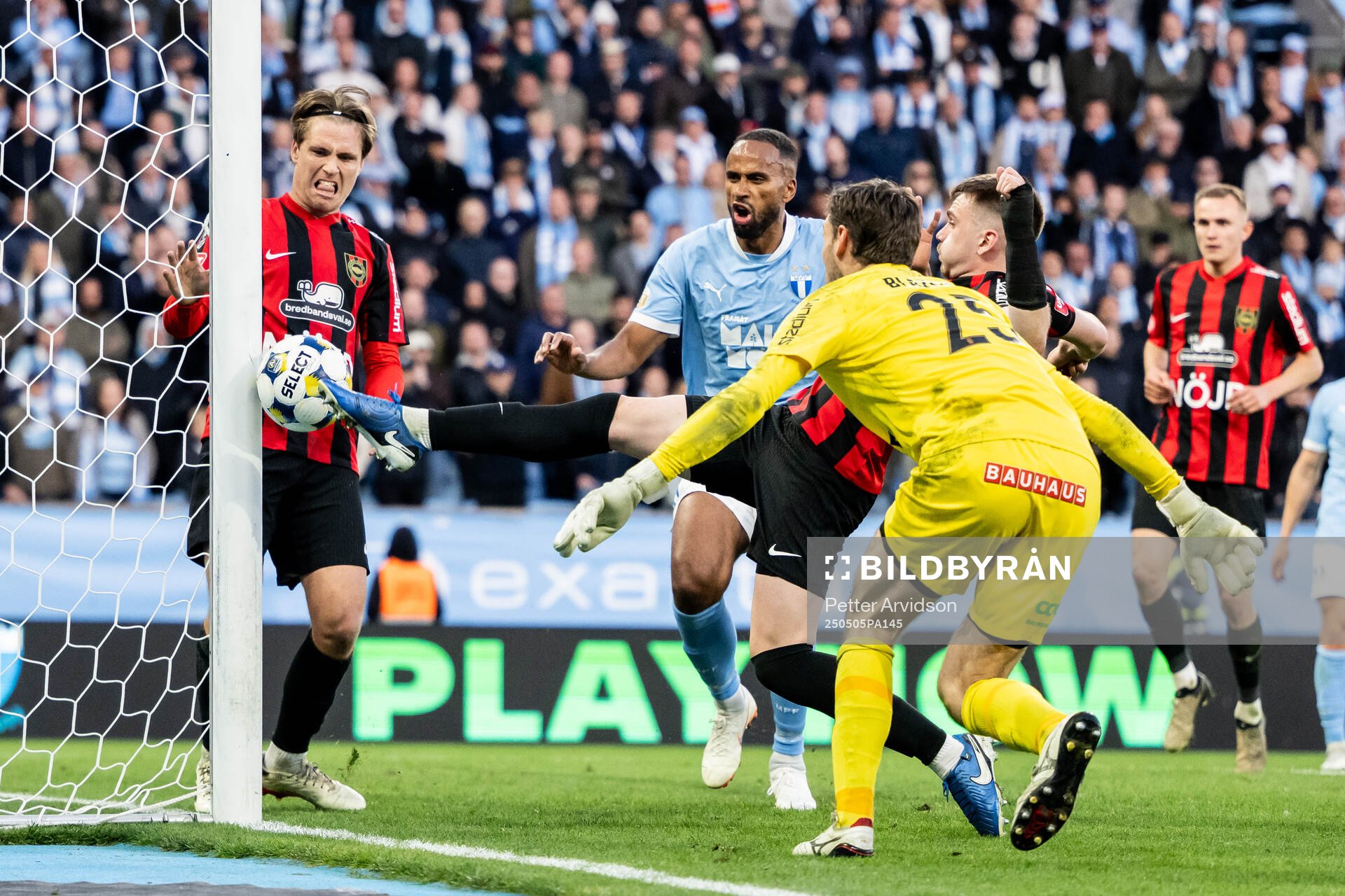 Malmö FFs Isaac Kiese Thelin mot Brommapojkarnas Hlynur Freyr Karlsson och målvakt Davor Blazevic under fotbollsmatchen i Allsvenskan mellan Malmö FF och Brommapojkarna den 5 maj 2025 i Malmö.