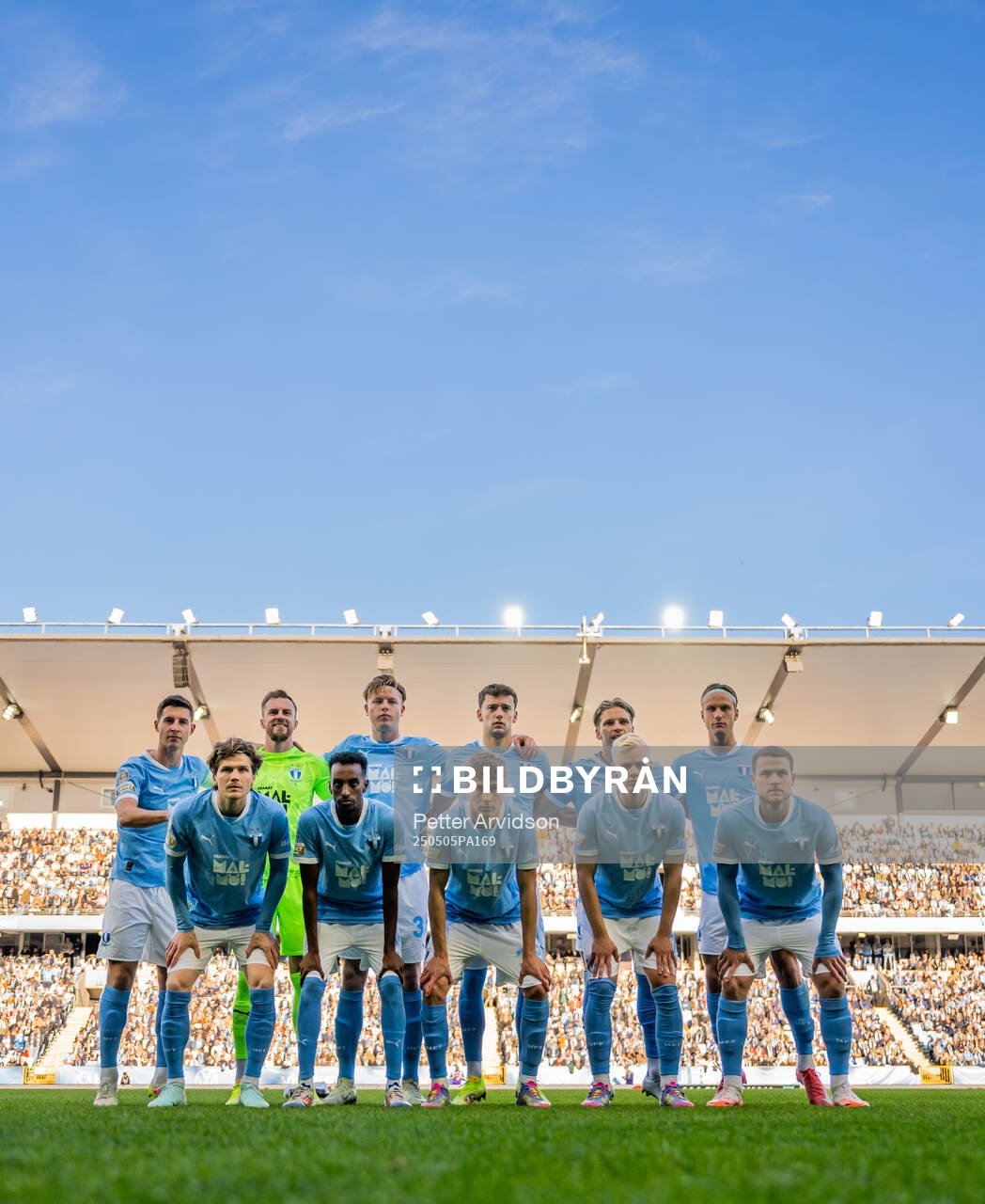 Malmö FFs startelva ställer upp för en lagbild inför fotbollsmatchen i Allsvenskan mellan Malmö FF och Brommapojkarna den 5 maj 2025 i Malmö. Övre raden från vänster Lasse Berg Johnsen, målvakt Ricardo Friedrich, Nils Zätterström, Colin Rösler, Jens Stryger Larsen och Erik Botheim. Nedre raden från vänster Oliver Berg, Taha Ali, Hugo Bolin, Otto Rosengren och Gabriel Busanello.