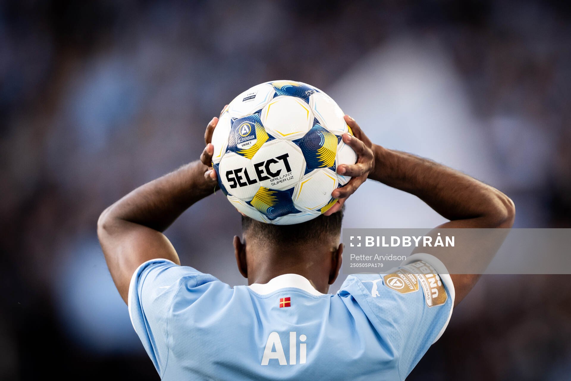 Malmö FFs Taha Ali kastar ett inkast under fotbollsmatchen i Allsvenskan mellan Malmö FF och Brommapojkarna den 5 maj 2025 i Malmö.