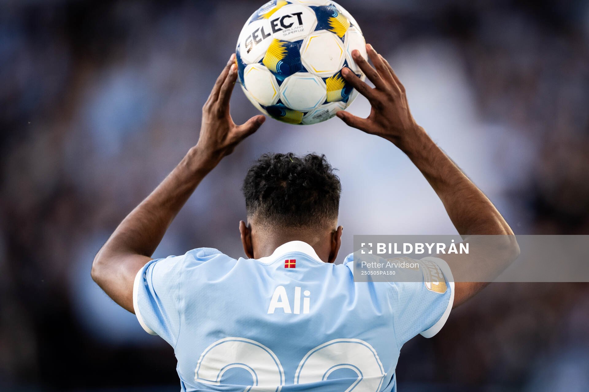 Malmö FFs Taha Ali kastar ett inkast under fotbollsmatchen i Allsvenskan mellan Malmö FF och Brommapojkarna den 5 maj 2025 i Malmö.