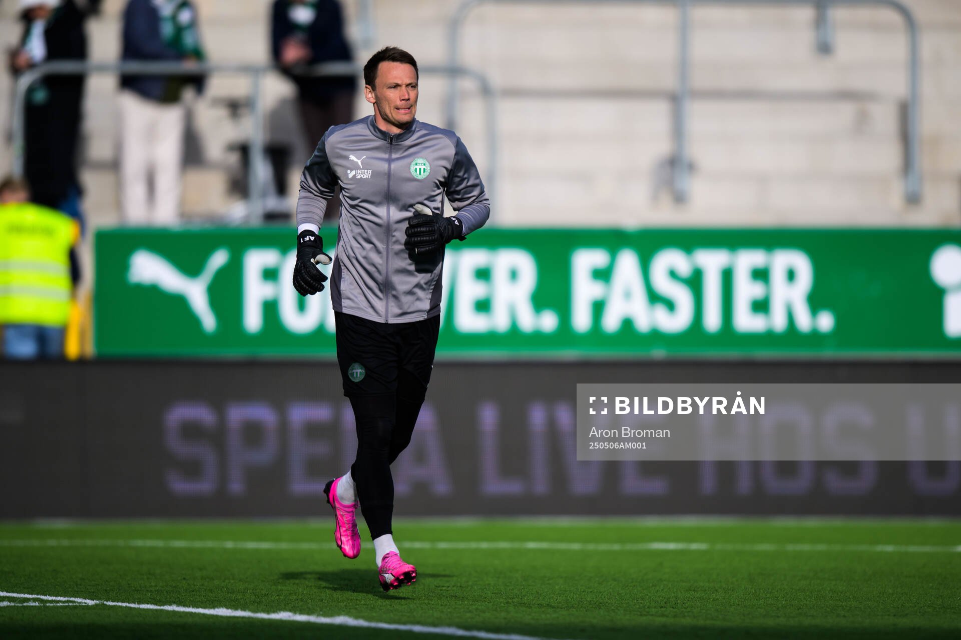 Västerås målvakt Anton Fagerström inför fotbollsmatchen i Superettan mellan Västerås och Kalmar den 6 maj 2025 i Västerås. 
