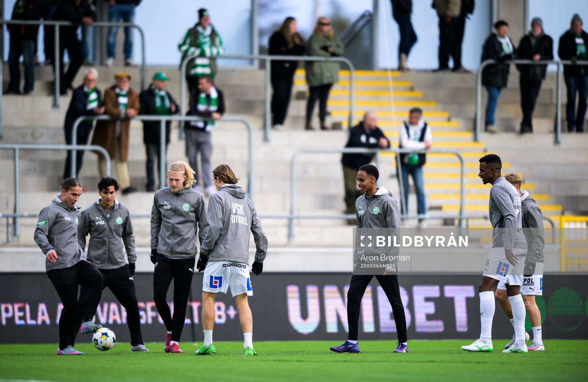 Västerås spelare inför fotbollsmatchen i Superettan mellan Västerås och Kalmar den 6 maj 2025 i Västerås. 