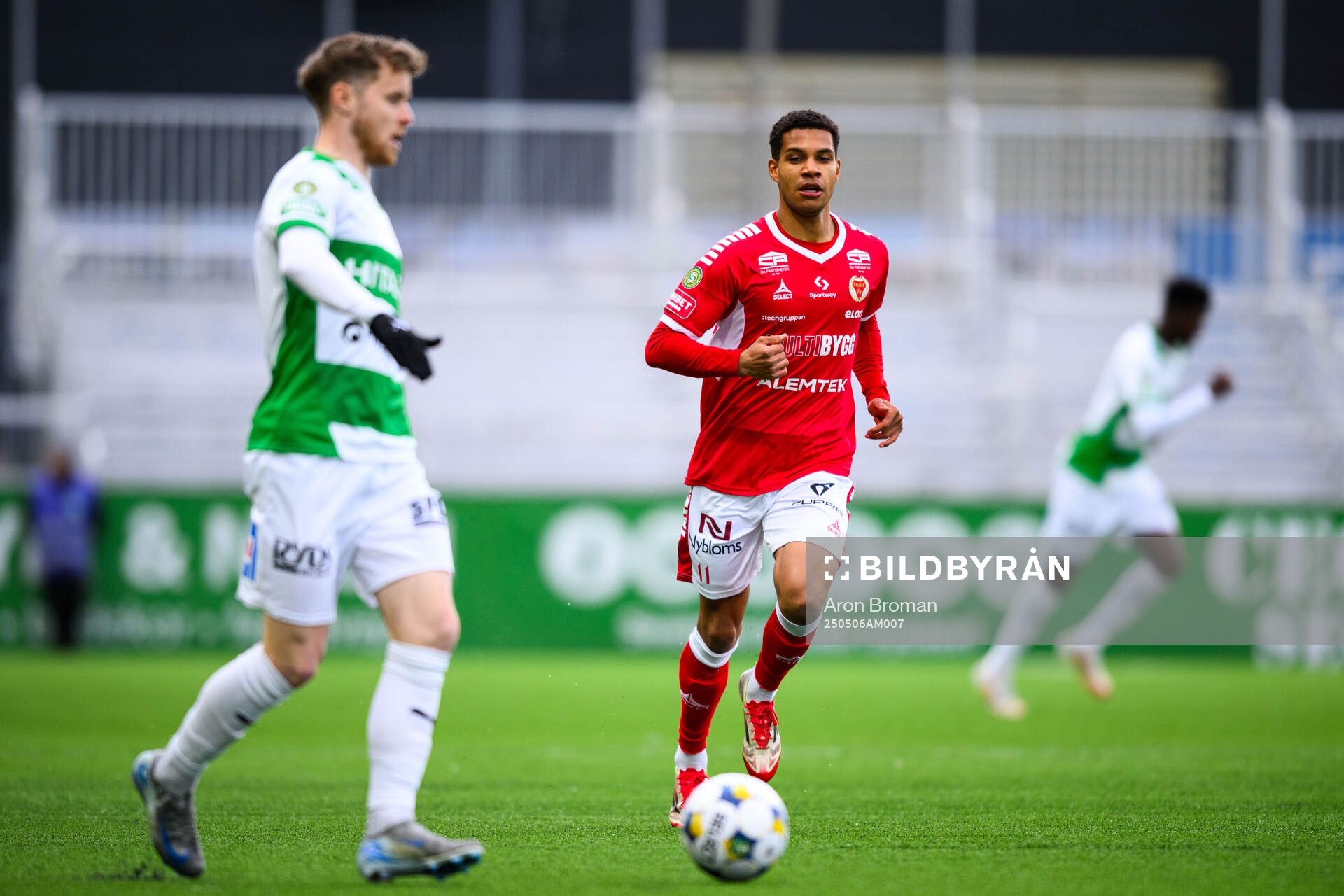 Kalmars Anthony Olusanya under fotbollsmatchen i Superettan mellan Västerås och Kalmar den 6 maj 2025 i Västerås. 