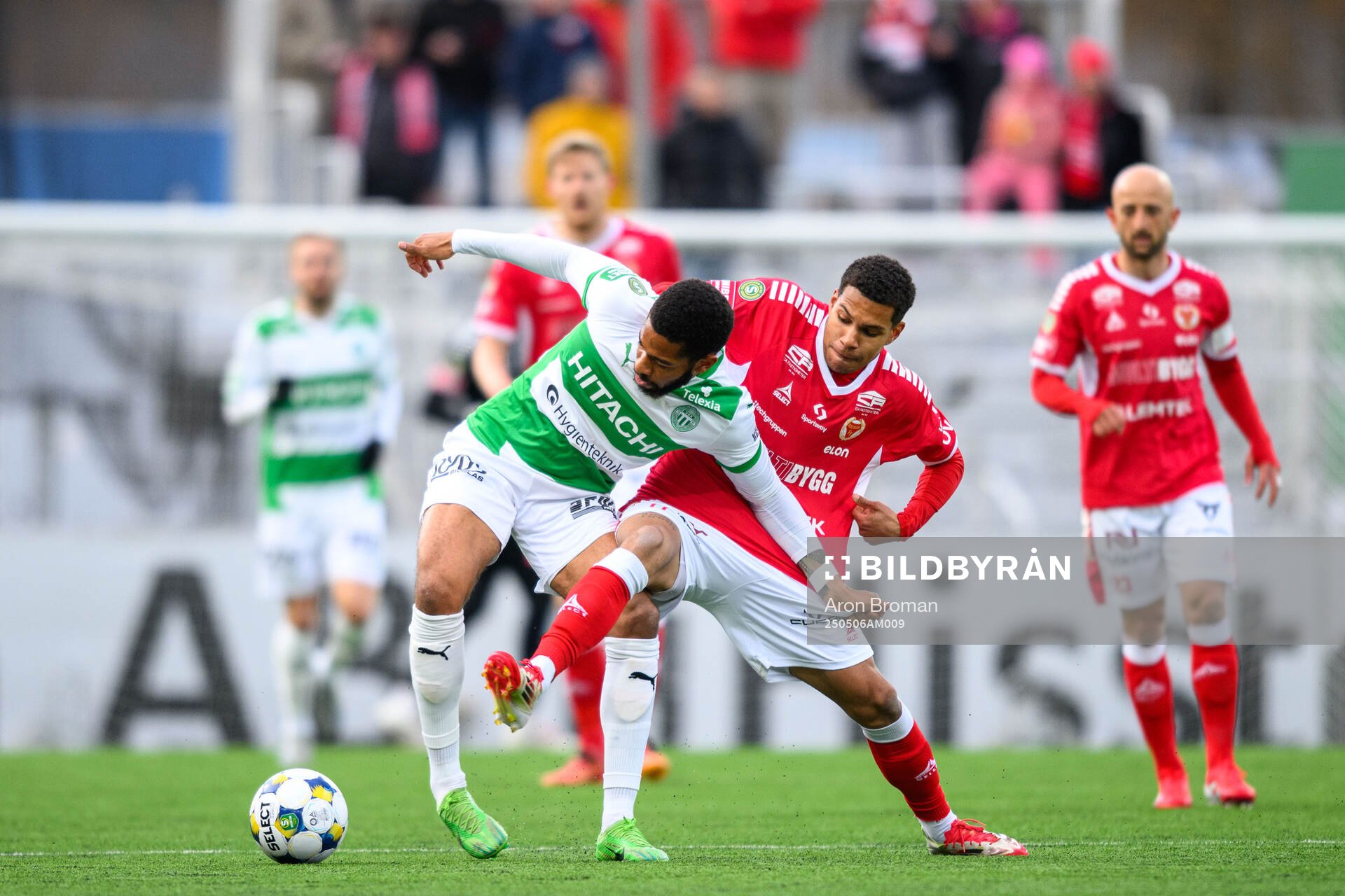 Västerås Elijah Dixon-Bonner och Kalmars Anthony Olusanya under fotbollsmatchen i Superettan mellan Västerås och Kalmar den 6 maj 2025 i Västerås.