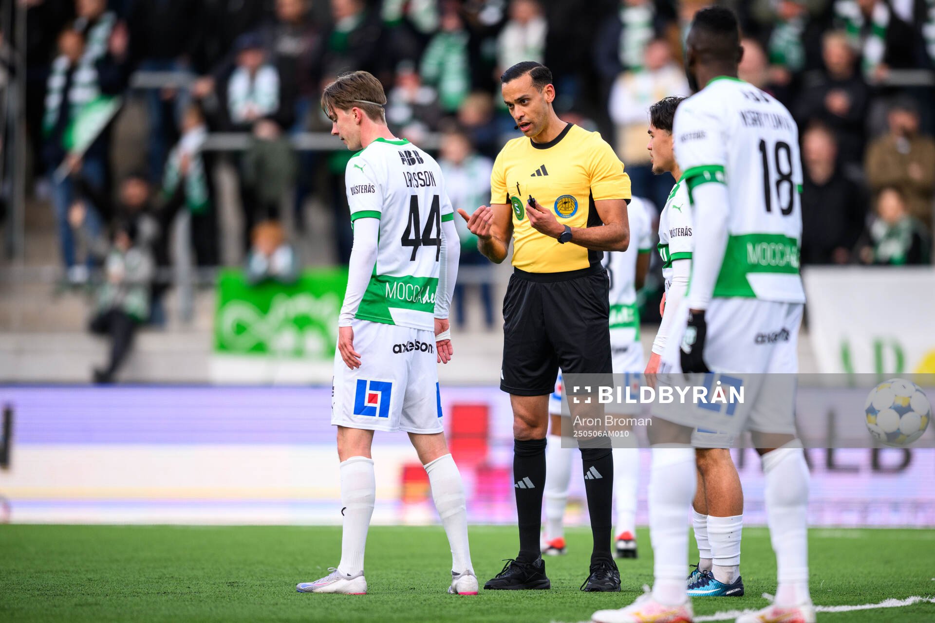 Västerås Max Larsson i samtal med och Domare Farouk Nehdi under fotbollsmatchen i Superettan mellan Västerås och Kalmar den 6 maj 2025 i Västerås.