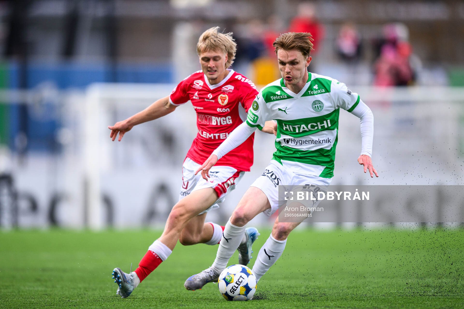 Kalmars Rony Jansson och Västerås Julius Johansson under fotbollsmatchen i Superettan mellan Västerås och Kalmar den 6 maj 2025 i Västerås. 