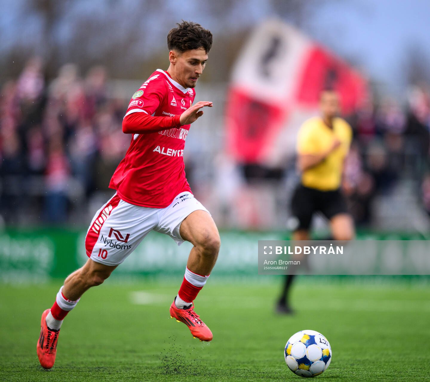 Kalmars Camil Jebara under fotbollsmatchen i Superettan mellan Västerås och Kalmar den 6 maj 2025 i Västerås. 