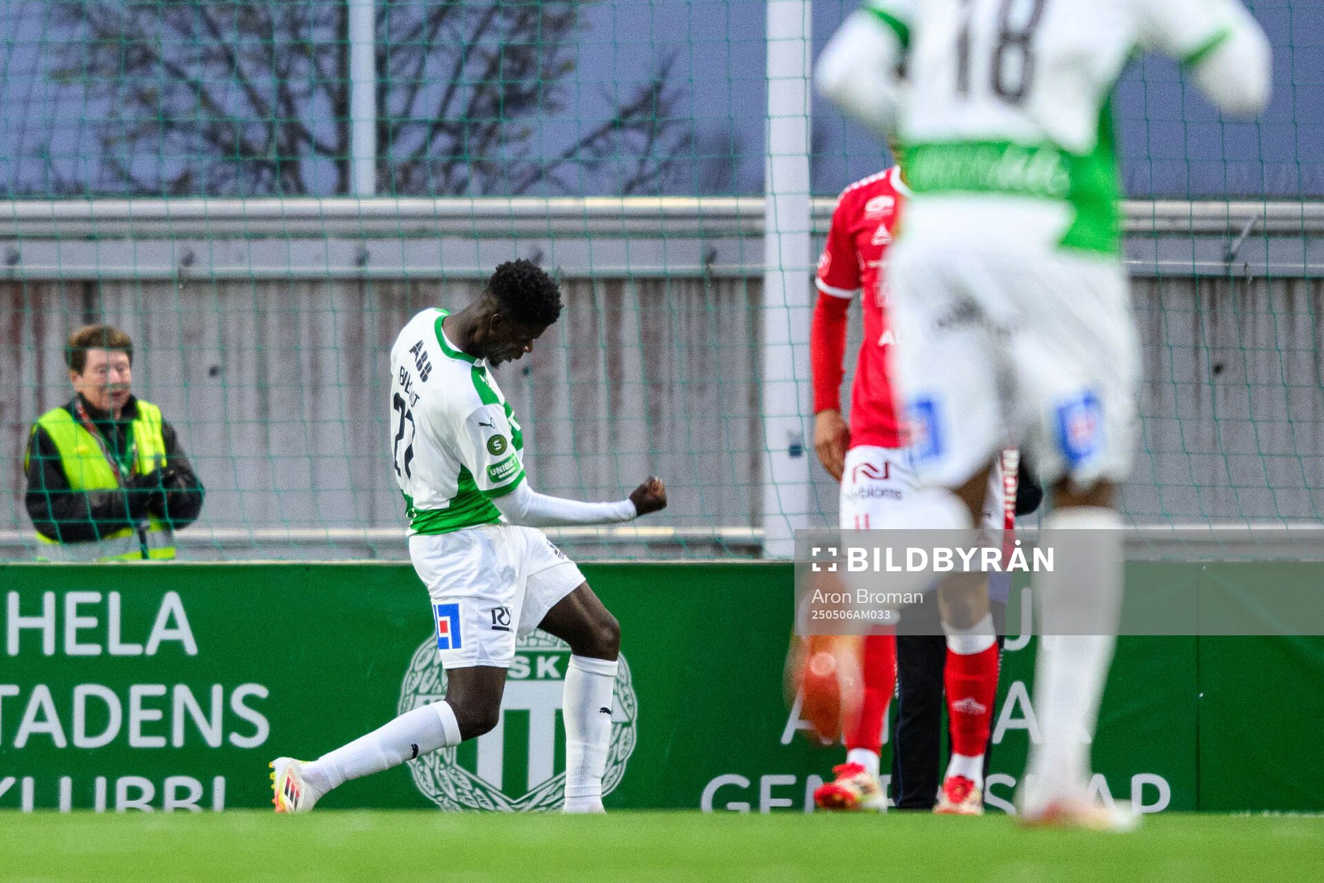 Västerås Aaron Le Forestier Banind Bibout jublar efter 2-2 under fotbollsmatchen i Superettan mellan Västerås och Kalmar den 6 maj 2025 i Västerås.