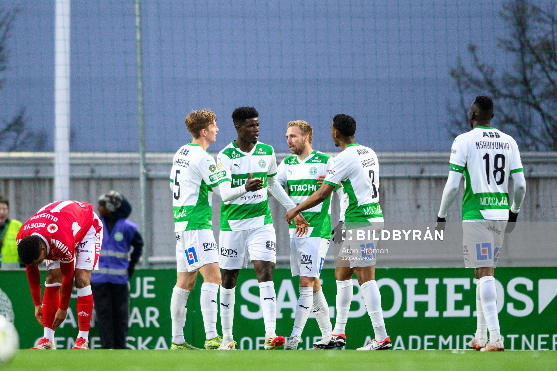 Västerås Aaron Le Forestier Banind Bibout jublar efter 2-2 under fotbollsmatchen i Superettan mellan Västerås och Kalmar den 6 maj 2025 i Västerås.