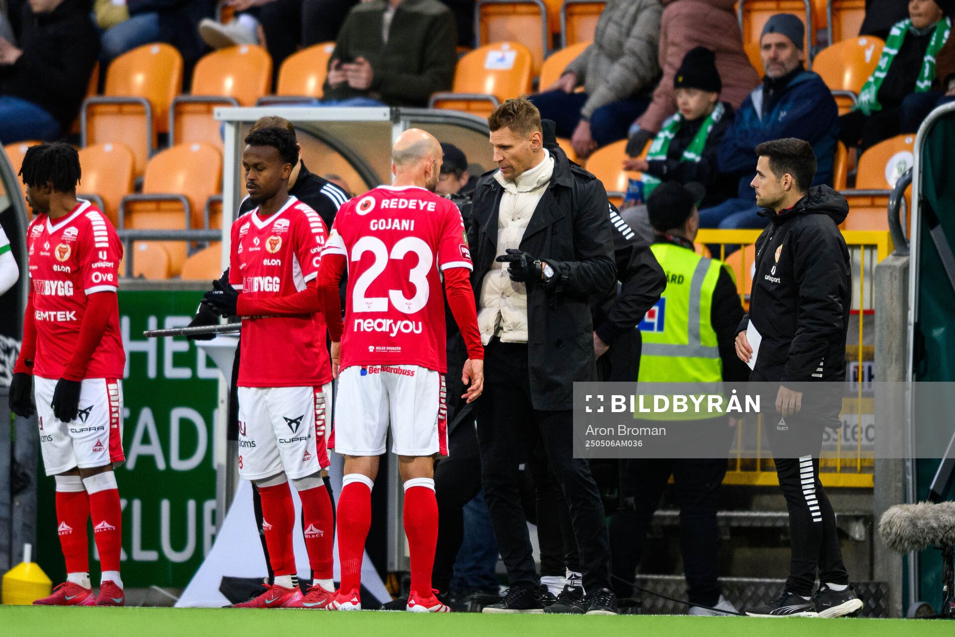 Kalmars Robert Gojani och tränare Toni Koskela under fotbollsmatchen i Superettan mellan Västerås och Kalmar den 6 maj 2025 i Västerås. 