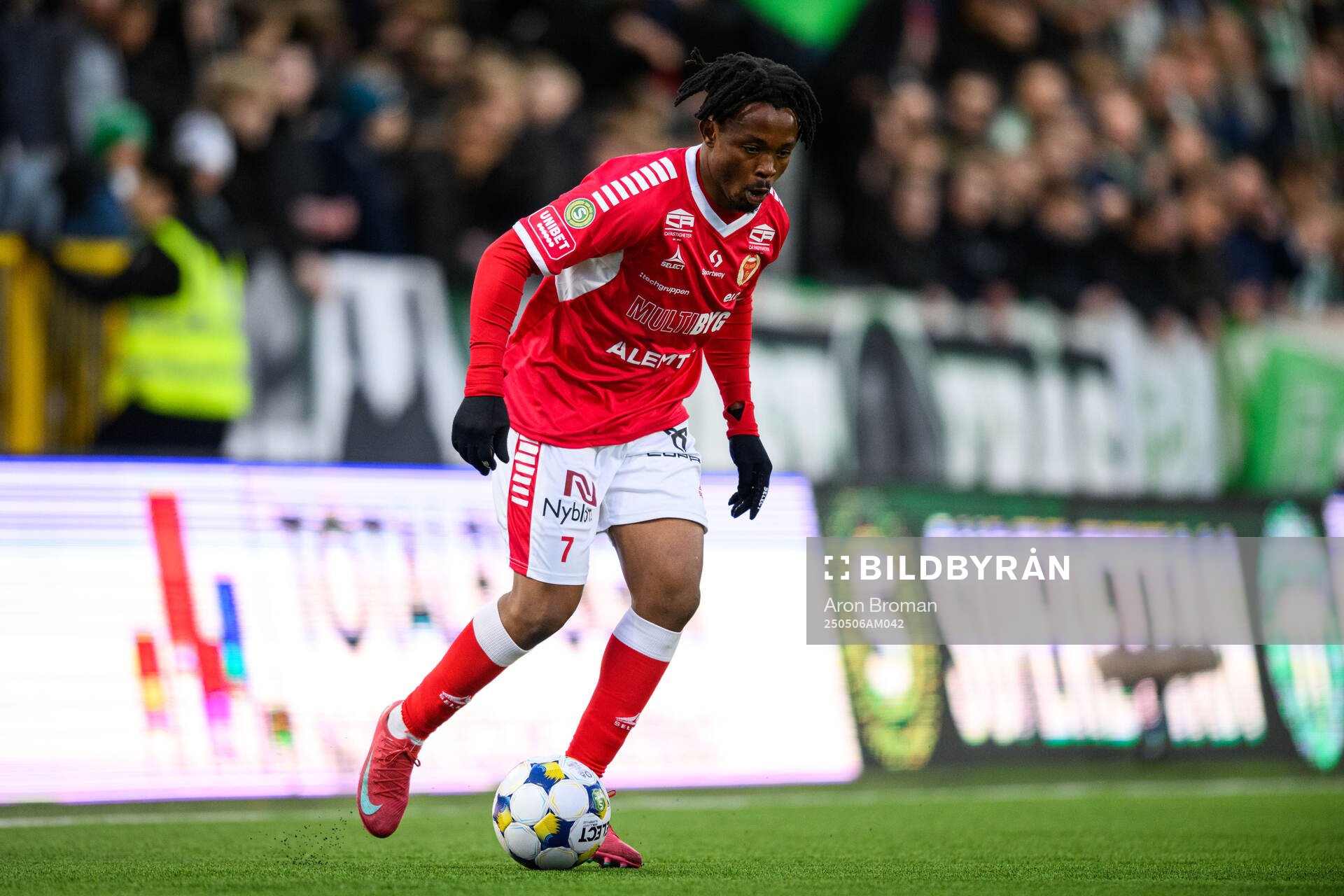 Kalmars Isaac Atanga under fotbollsmatchen i Superettan mellan Västerås och Kalmar den 6 maj 2025 i Västerås. 