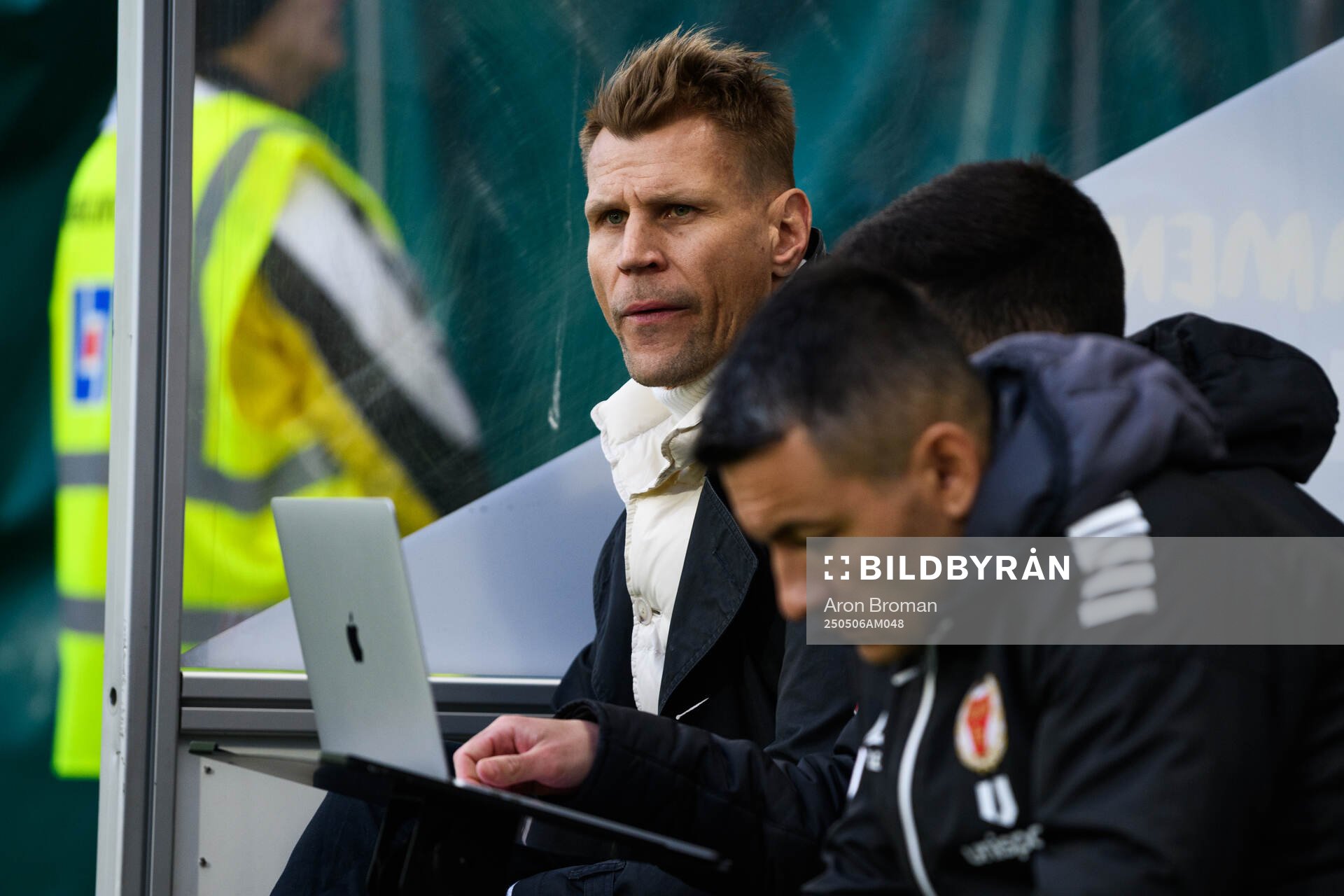 Kalmars tränare Toni Koskela under fotbollsmatchen i Superettan mellan Västerås och Kalmar den 6 maj 2025 i Västerås. 