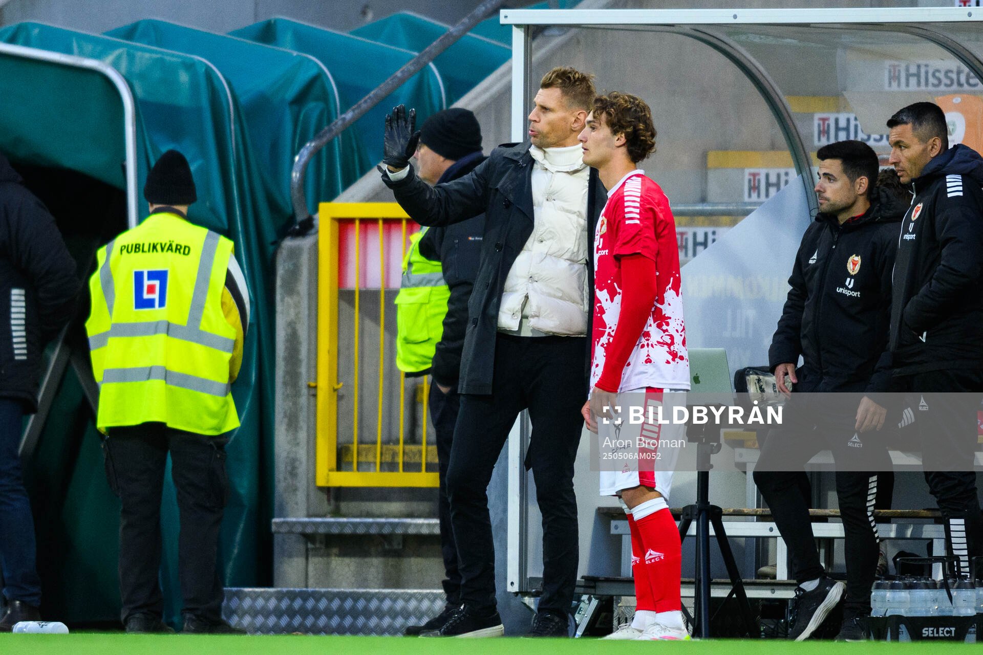 Kalmars tränare Toni Koskela under fotbollsmatchen i Superettan mellan Västerås och Kalmar den 6 maj 2025 i Västerås. 