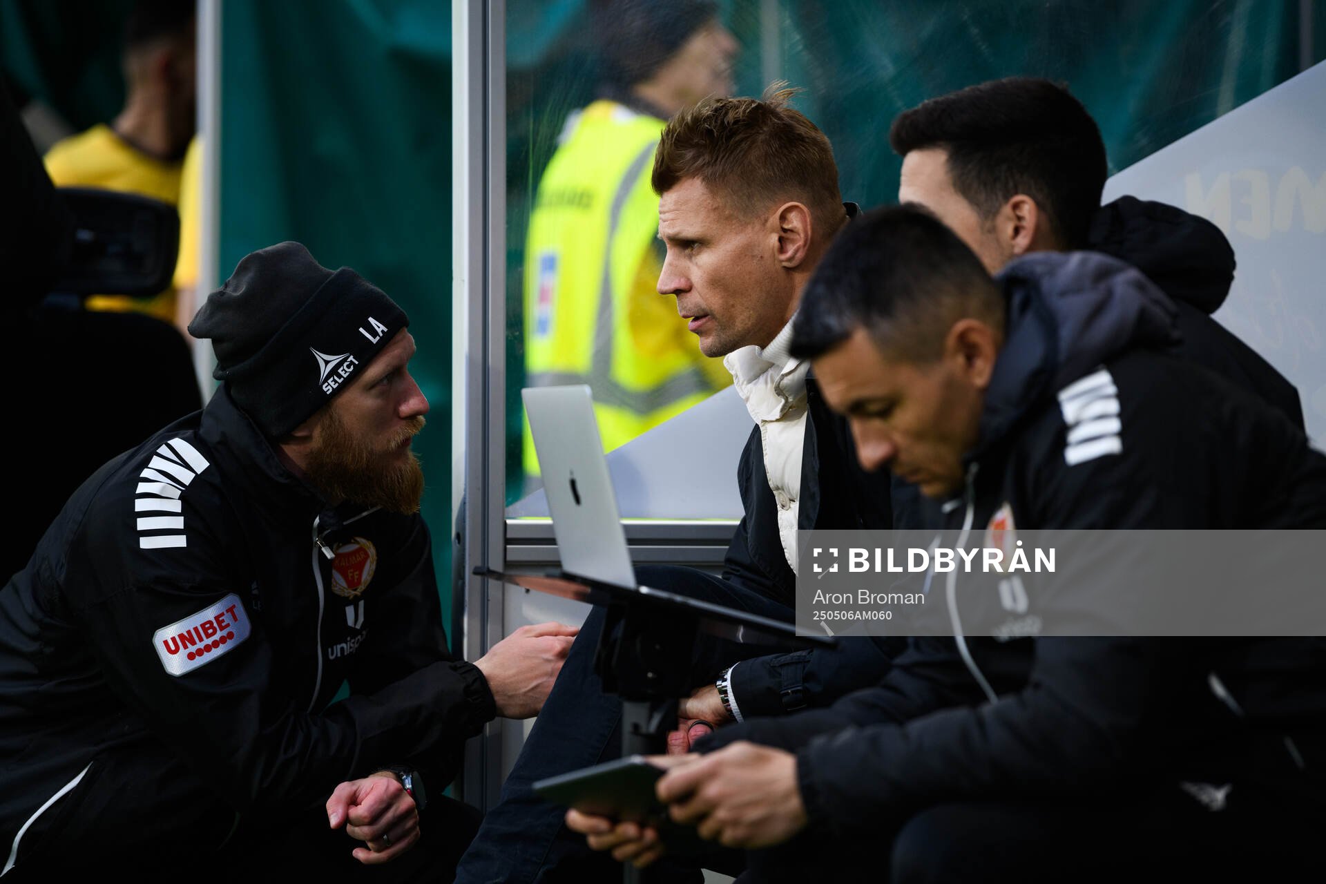 Kalmars Naprapat Ludvig Axelsson och tränare Toni Koskela under fotbollsmatchen i Superettan mellan Västerås och Kalmar den 6 maj 2025 i Västerås.