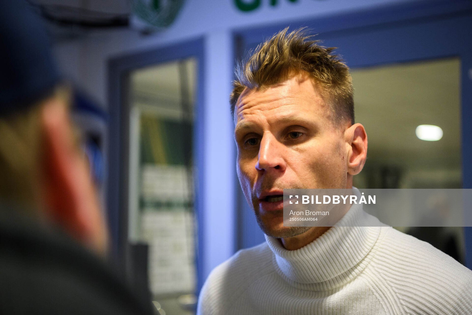 Kalmars tränare Toni Koskela intervjuas efter fotbollsmatchen i Superettan mellan Västerås och Kalmar den 6 maj 2025 i Västerås. 