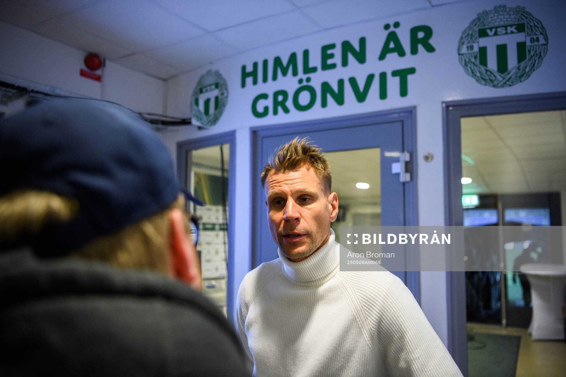 Kalmars tränare Toni Koskela intervjuas efter fotbollsmatchen i Superettan mellan Västerås och Kalmar den 6 maj 2025 i Västerås. 