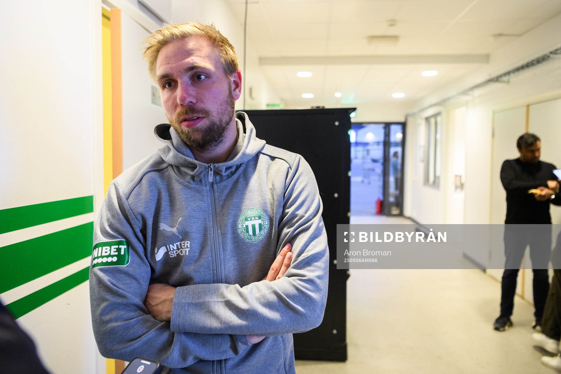 Västerås Jonathan Ring intervjuas efter fotbollsmatchen i Superettan mellan Västerås och Kalmar den 6 maj 2025 i Västerås. 