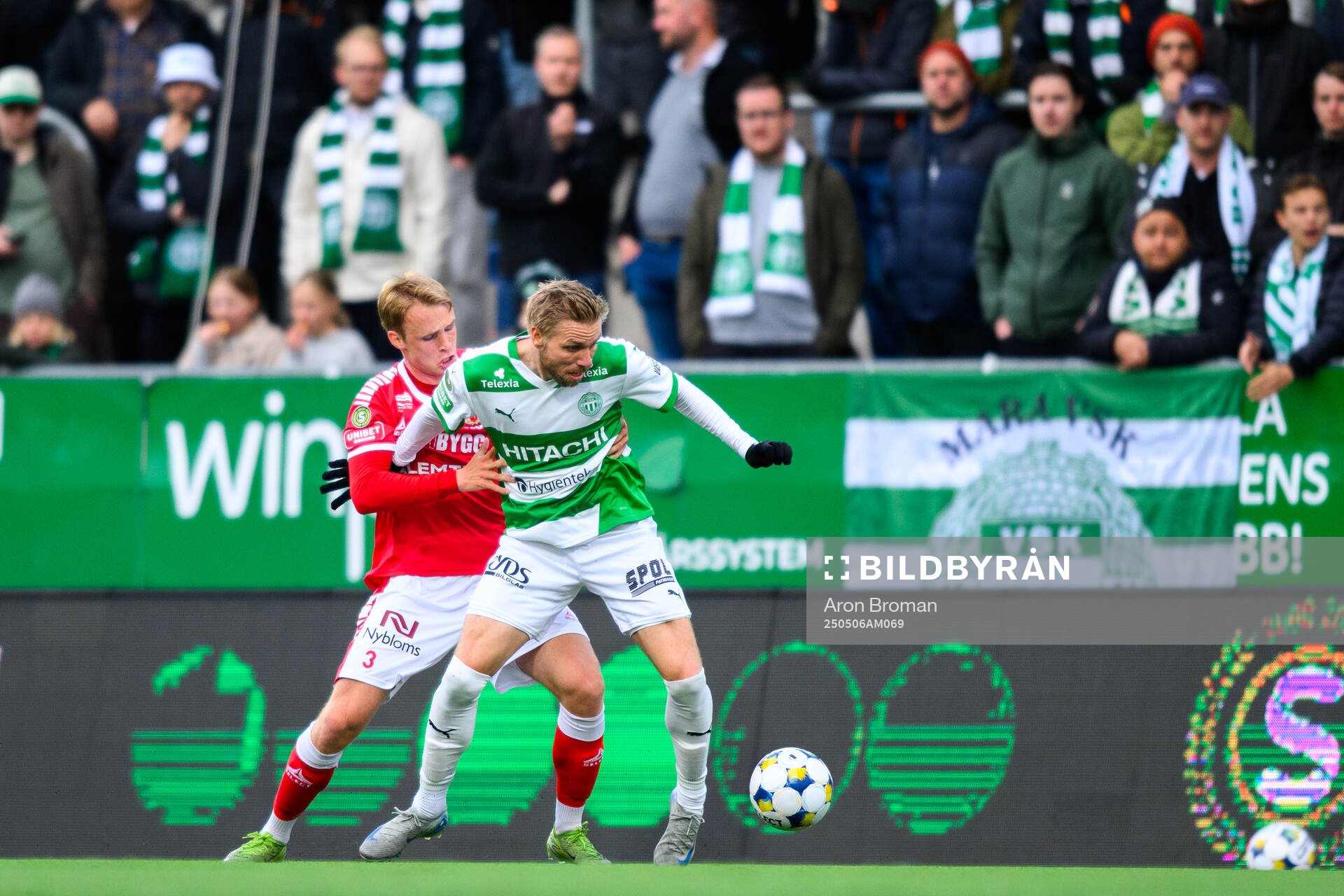Kalmars Sivert Engh Øverby och Västerås Jonathan Ring under fotbollsmatchen i Superettan mellan Västerås och Kalmar den 6 maj 2025 i Västerås. 