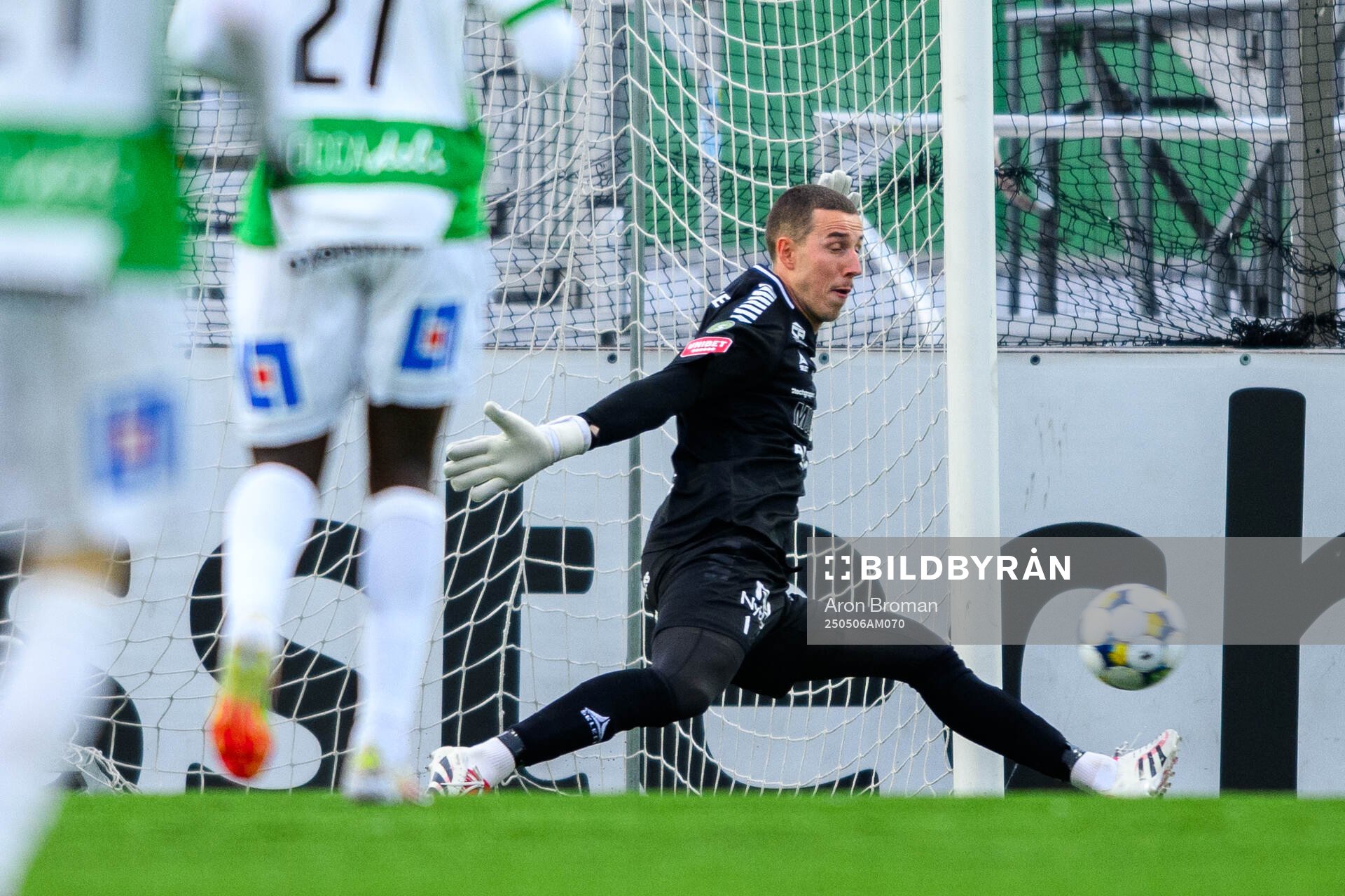 Västerås Alexander Thongla-Iad Warneryd (ej i bild) gör 1-1 på Kalmars målvakt Samuel Brolin under fotbollsmatchen i Superettan mellan Västerås och Kalmar den 6 maj 2025 i Västerås.