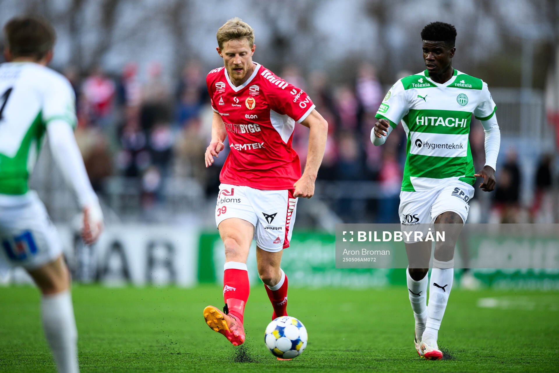 Kalmars Lars Sætra och Västerås Aaron Le Forestier Banind Bibout under fotbollsmatchen i Superettan mellan Västerås och Kalmar den 6 maj 2025 i Västerås.