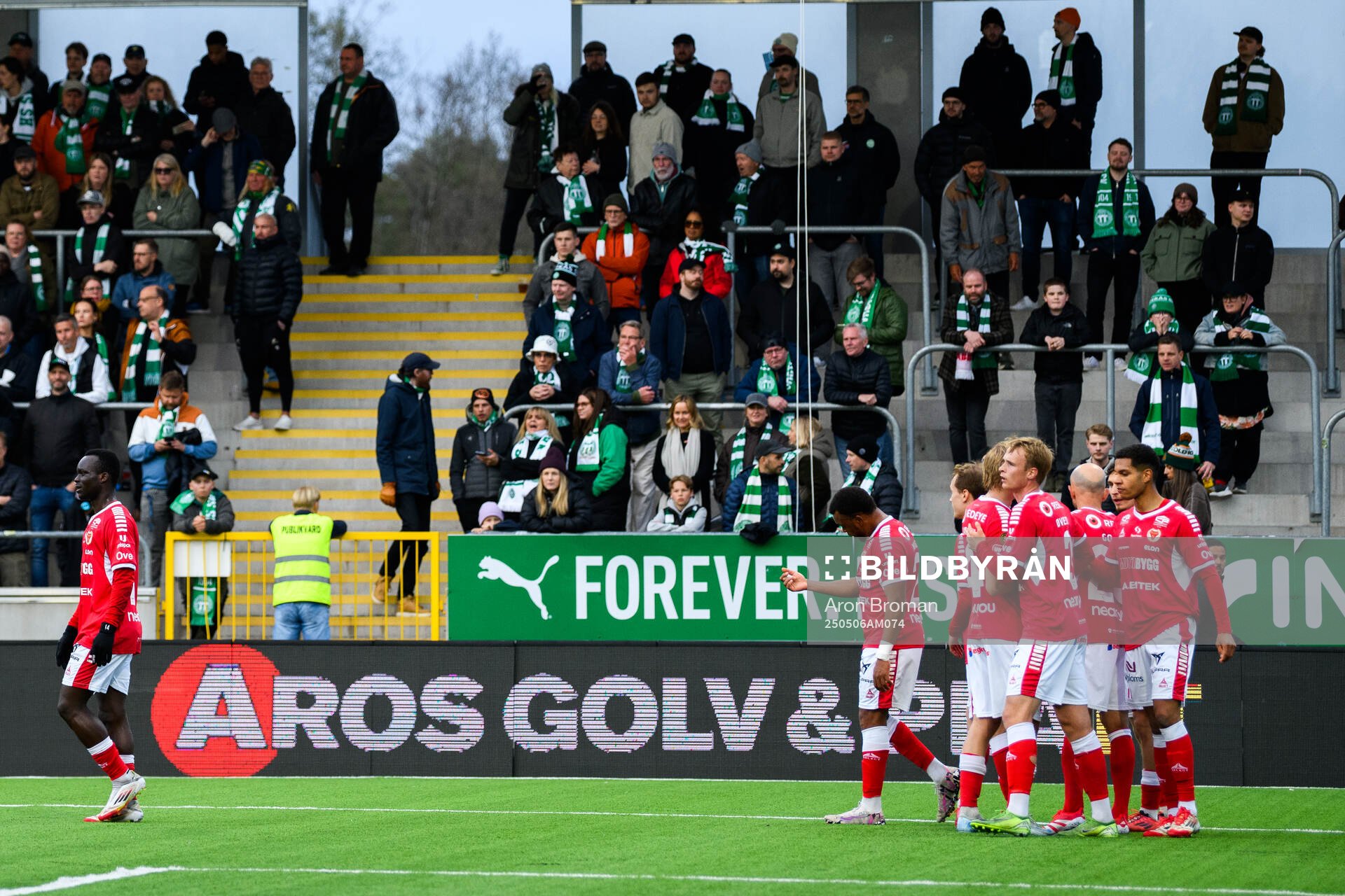 Kalmars spelare jublar efter 0-1 under fotbollsmatchen i Superettan mellan Västerås och Kalmar den 6 maj 2025 i Västerås. 