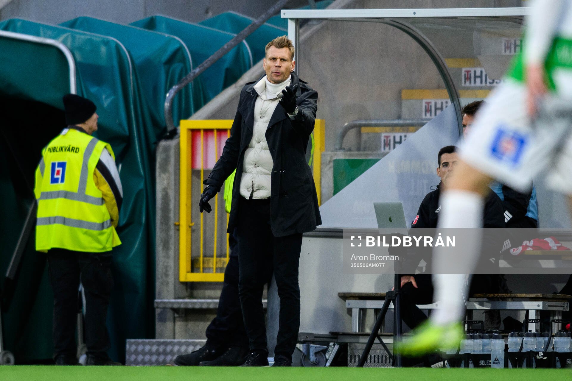 Kalmars tränare Toni Koskela under fotbollsmatchen i Superettan mellan Västerås och Kalmar den 6 maj 2025 i Västerås. 