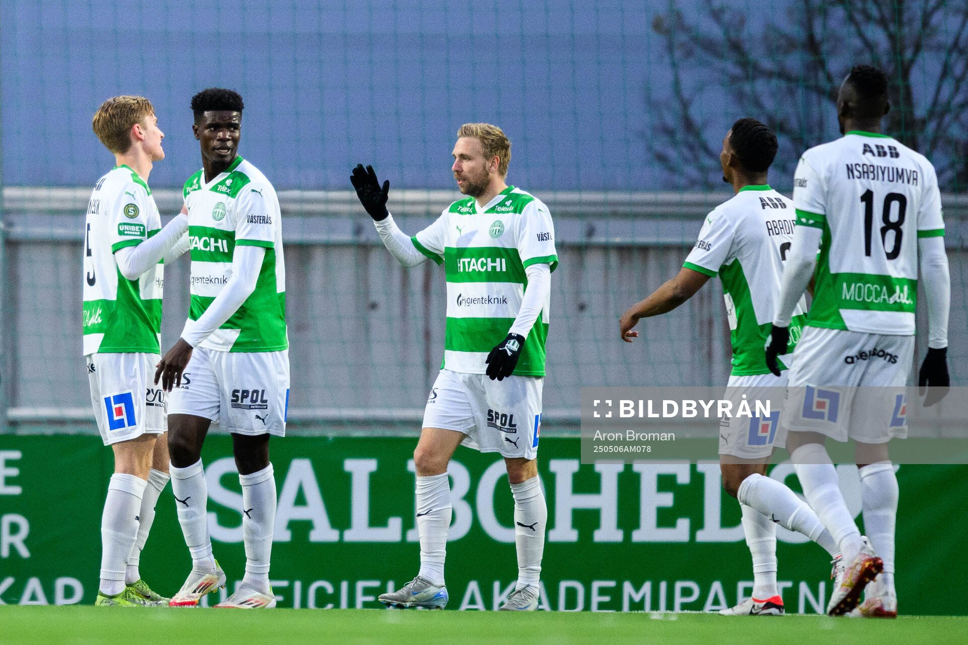 Västerås Aaron Le Forestier Banind Bibout jublar med Karl Gunnarsson och Jonathan Ring efter 2-2 under fotbollsmatchen i Superettan mellan Västerås och Kalmar den 6 maj 2025 i Västerås.