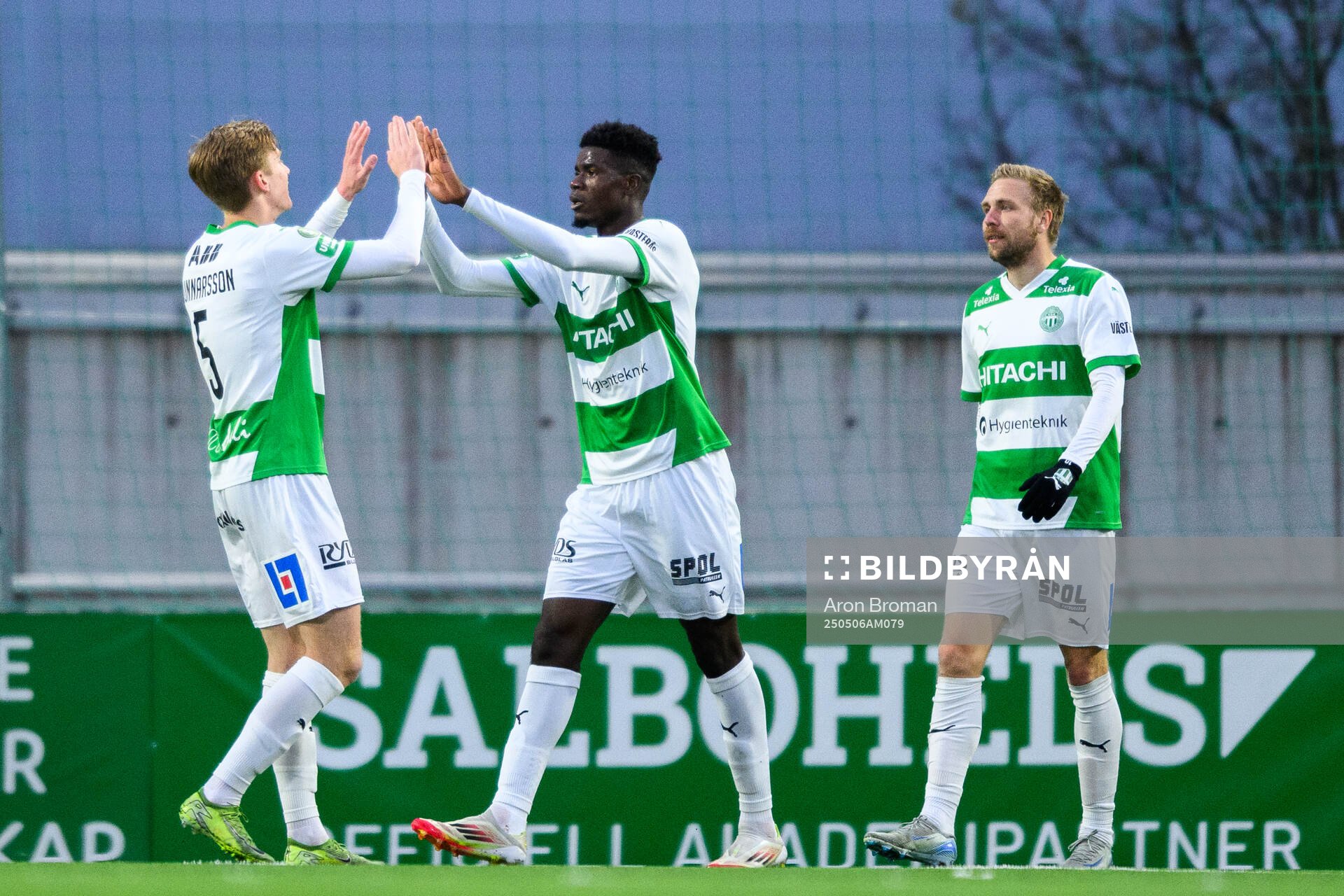 Västerås Aaron Le Forestier Banind Bibout jublar med Karl Gunnarsson och Jonathan Ring efter 2-2 under fotbollsmatchen i Superettan mellan Västerås och Kalmar den 6 maj 2025 i Västerås.