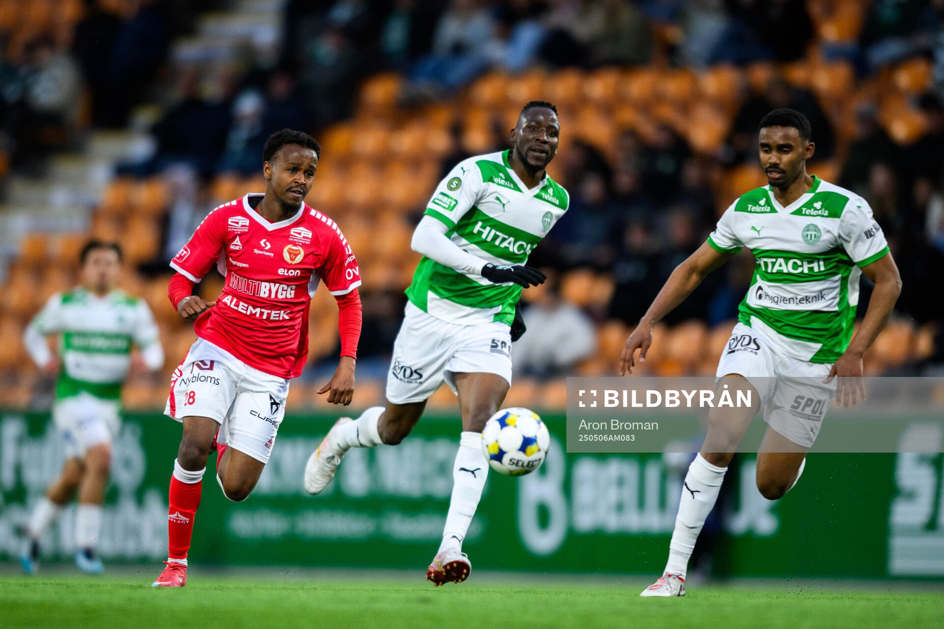 Kalmars Abdi Sabriye mot Västerås Frederic Nsabiyumva och Liiban Abdirahman Abadid under fotbollsmatchen i Superettan mellan Västerås och Kalmar den 6 maj 2025 i Västerås.
