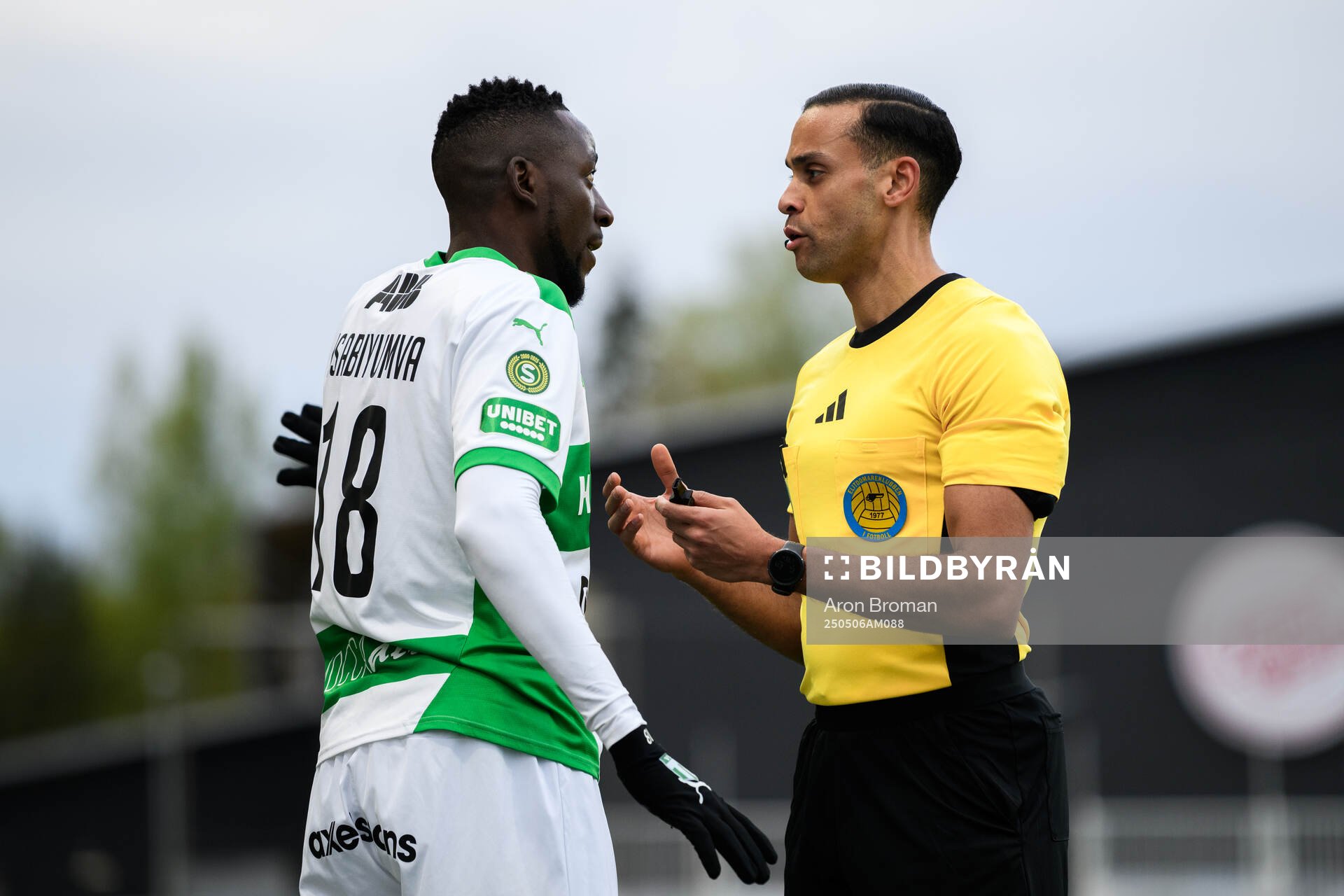 Västerås Frederic Nsabiyumva i diskussion med Domare