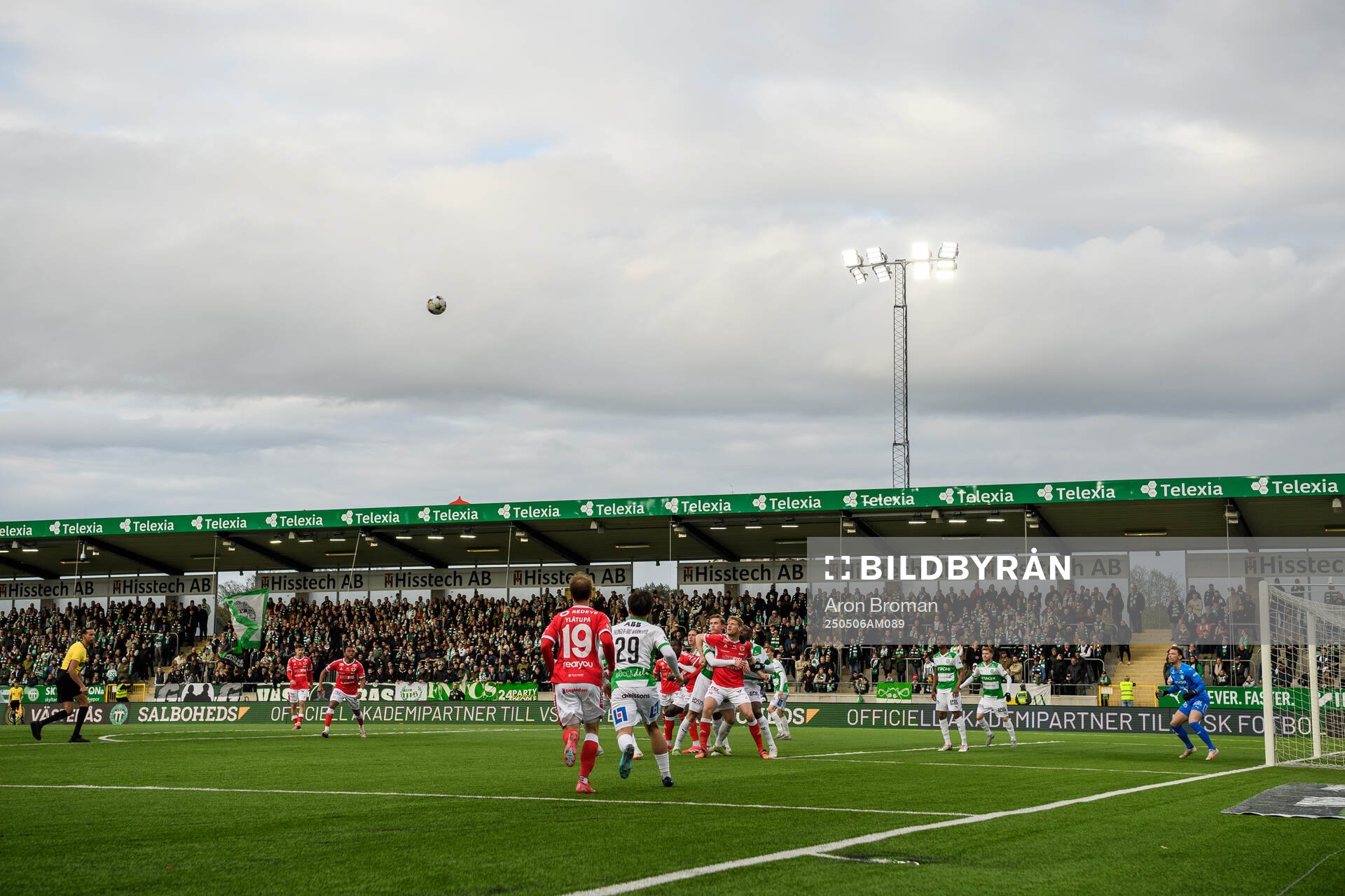 Västerås och Kalmars spelare under fotbollsmatchen i Superettan mellan Västerås och Kalmar den 6 maj 2025 i Västerås. 