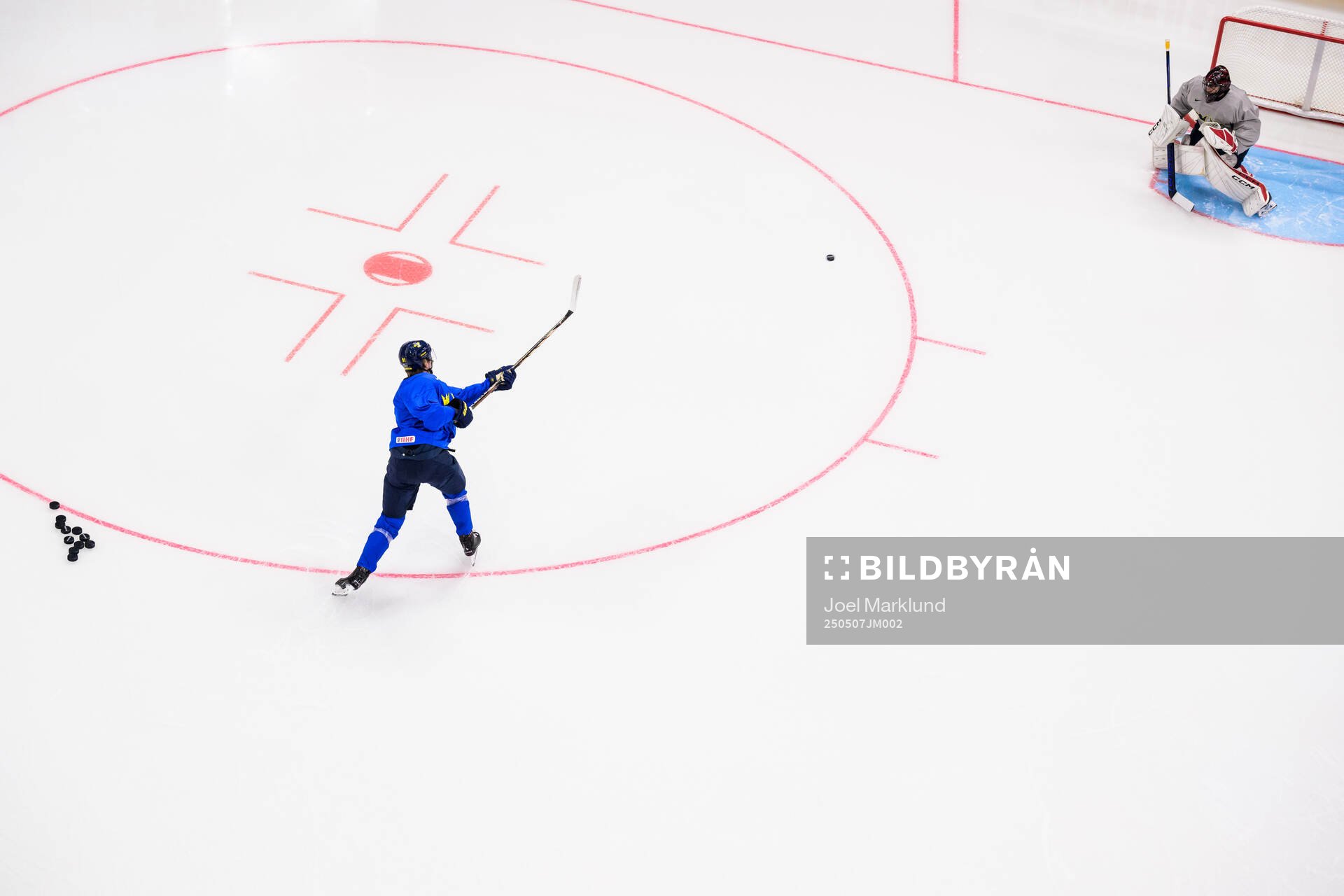 Leo Carlsson and goaltender Jacob Markström of Sweden at a