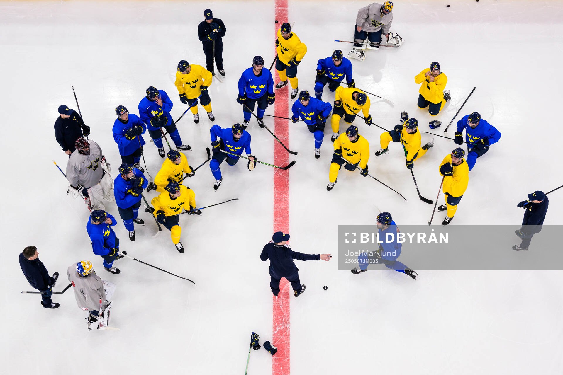 Head coach Sam Hallam of Sweden talking to players at a