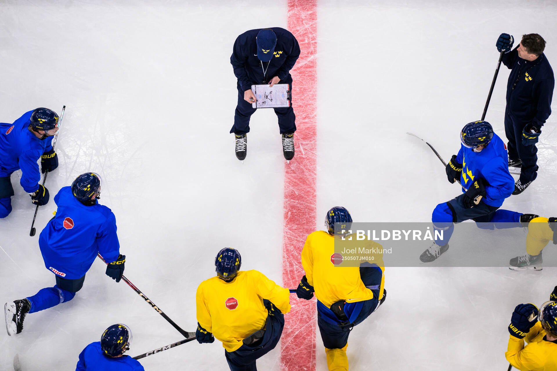 Head coach Sam Hallam of Sweden talking to players at a