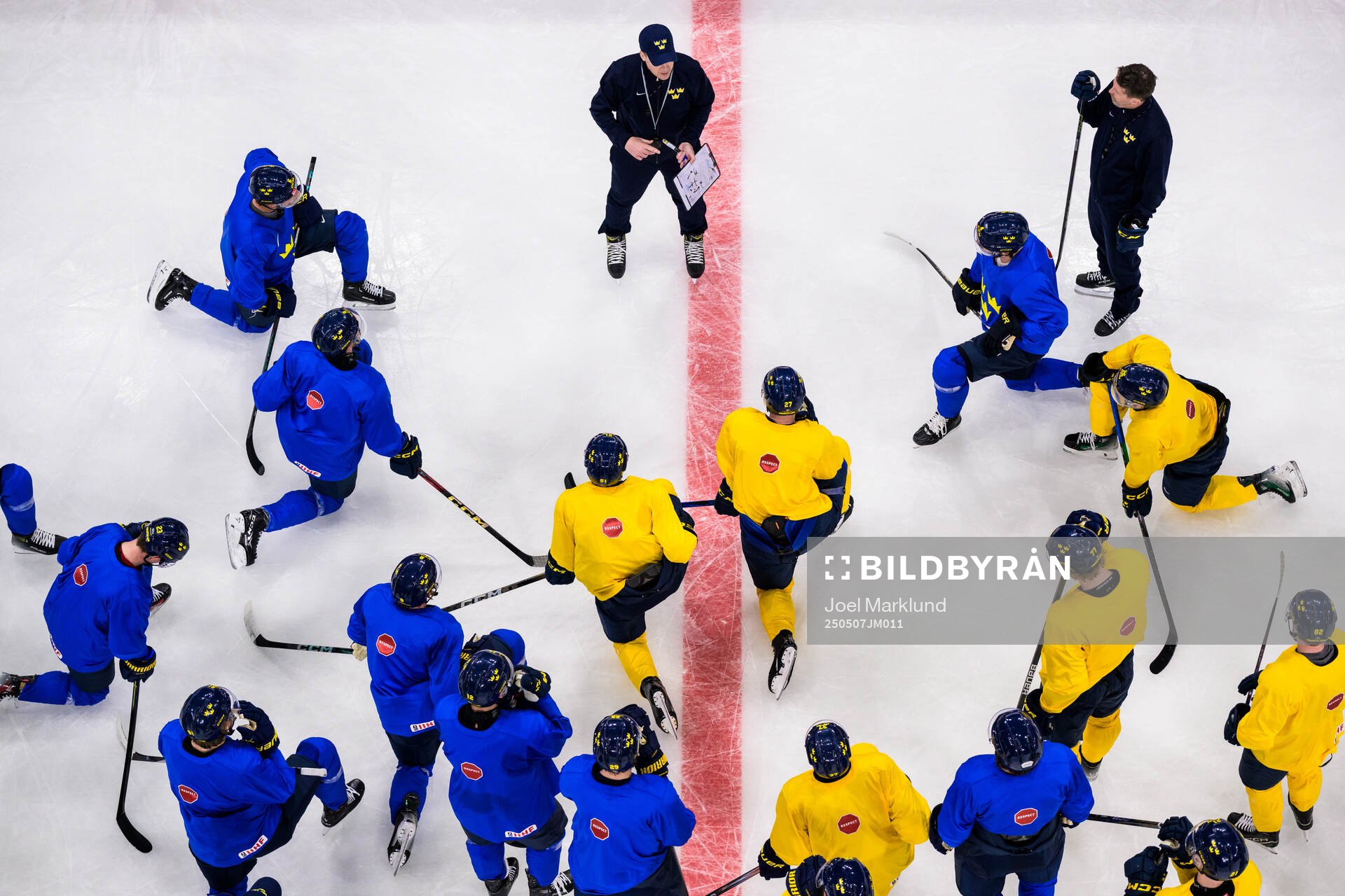 Head coach Sam Hallam of Sweden talking to players at a