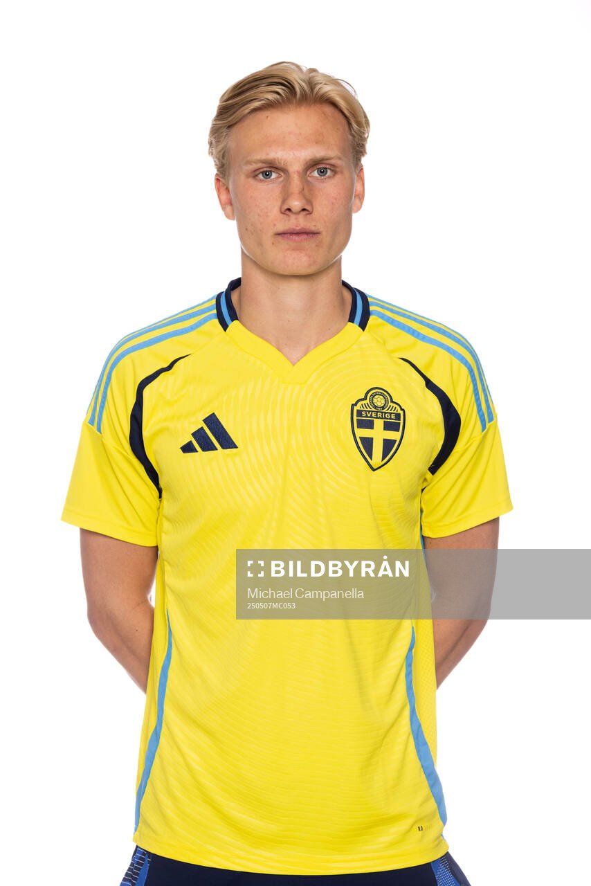 Kasper Örtegren poserar för ett porträtt under en fotografering med det svenska P17-landslaget i fotboll den 7 maj 2025 i Stockholm. 