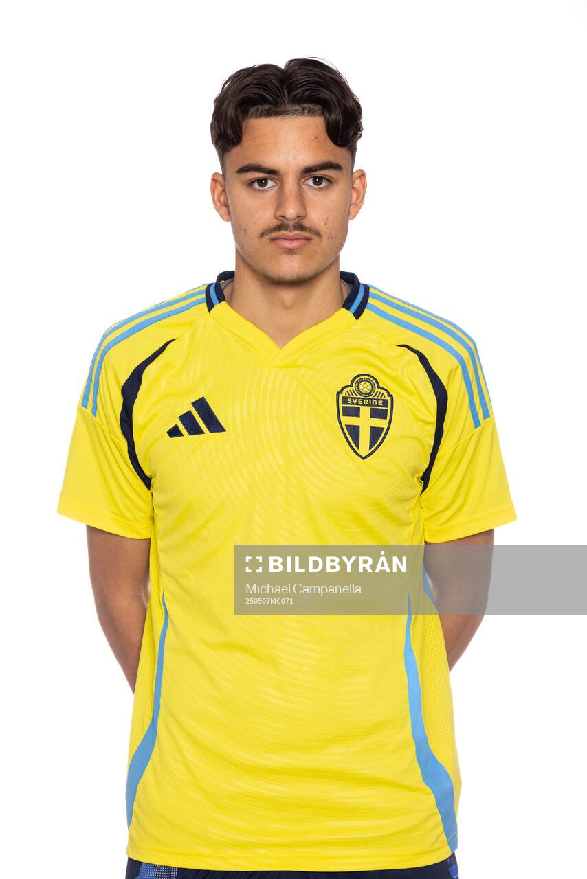 Milian Öberg poserar för ett porträtt under en fotografering med det svenska P17-landslaget i fotboll den 7 maj 2025 i Stockholm. 