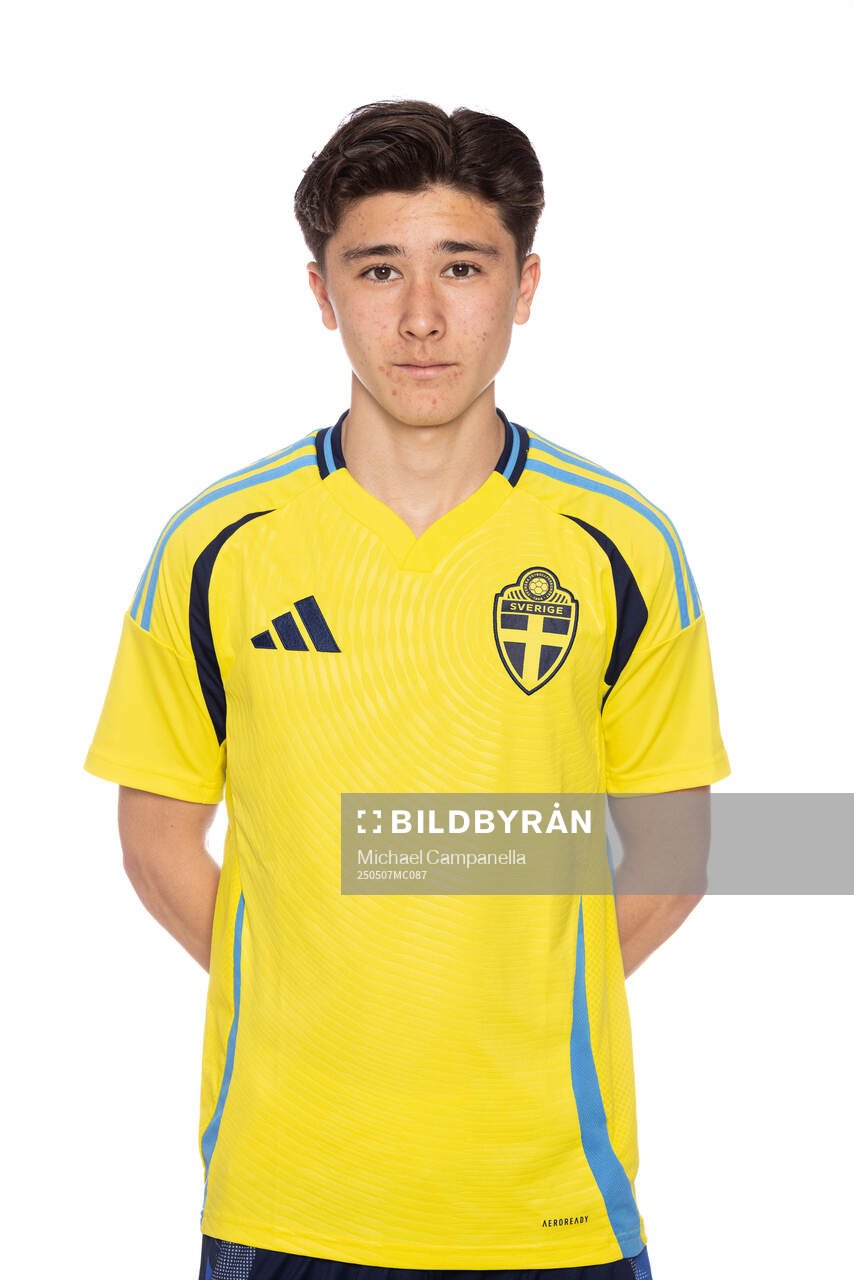 Vincent Larsson poserar för ett porträtt under en fotografering med det svenska P17-landslaget i fotboll den 7 maj 2025 i Stockholm. 