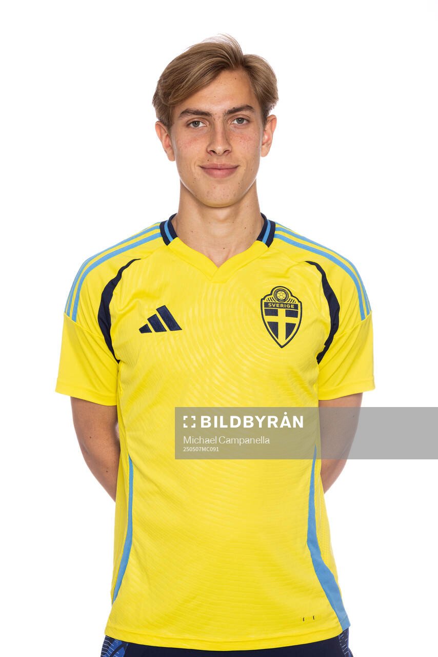 Emil Sadarangani poserar för ett porträtt under en fotografering med det svenska P17-landslaget i fotboll den 7 maj 2025 i Stockholm. 