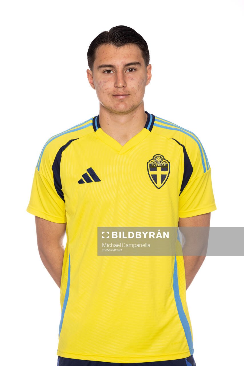 Mario Amini poserar för ett porträtt under en fotografering med det svenska P17-landslaget i fotboll den 7 maj 2025 i Stockholm. 