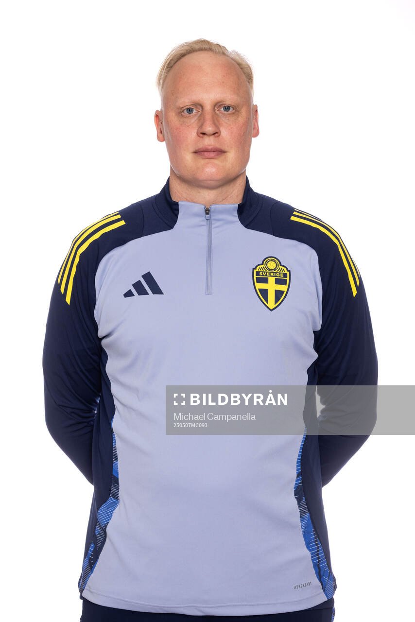Gustav Scheutz Dahlström poserar för ett porträtt under en fotografering med det svenska P17-landslaget i fotboll den 7 maj 2025 i Stockholm.