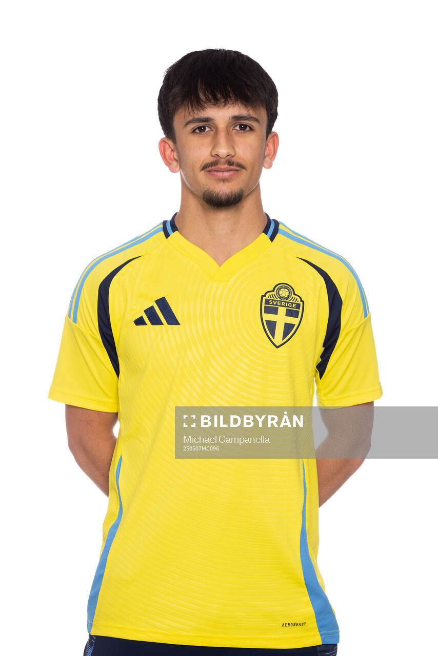 Matheo Elviersson Sica poserar för ett porträtt under en fotografering med det svenska P17-landslaget i fotboll den 7 maj 2025 i Stockholm. 