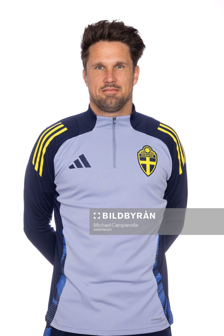 Robert Bergström poserar för ett porträtt under en fotografering med det svenska P17-landslaget i fotboll den 7 maj 2025 i Stockholm. 